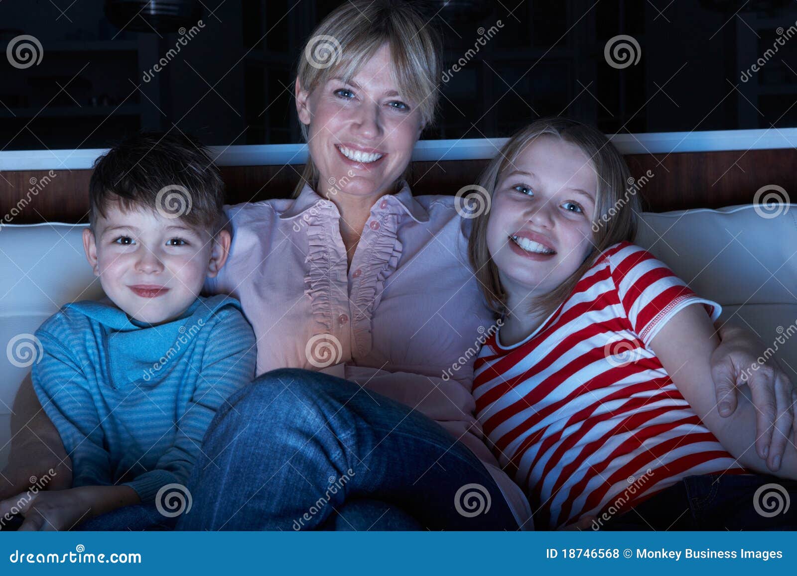 mother and children watching programme on tv tog