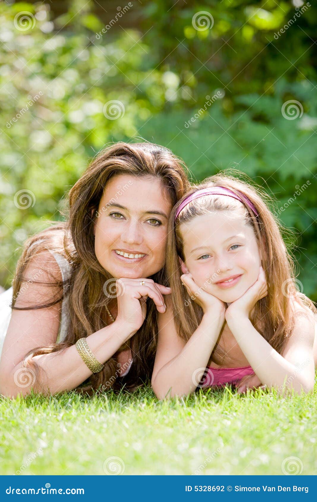 Маму и дочку одновременно. Мама и дочь вместе. Мама с дочкой на траве. Мама и дочка картинки. Мать и дочь естественность.