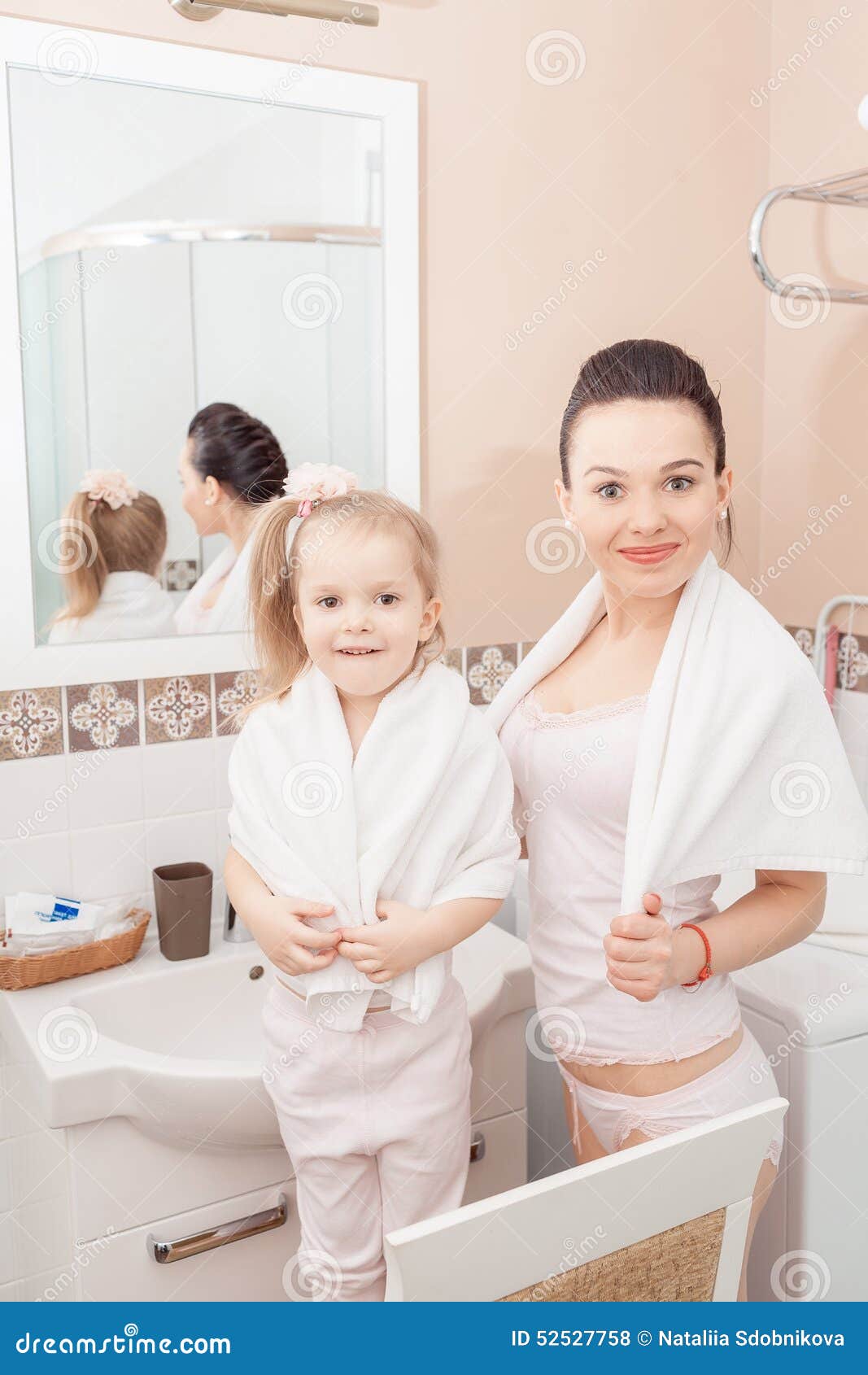 Дочь в душе видео. Дочь в ванной. Дочка ванна. Фотосессия в ванне мама и дочка. Дочка в ванной.