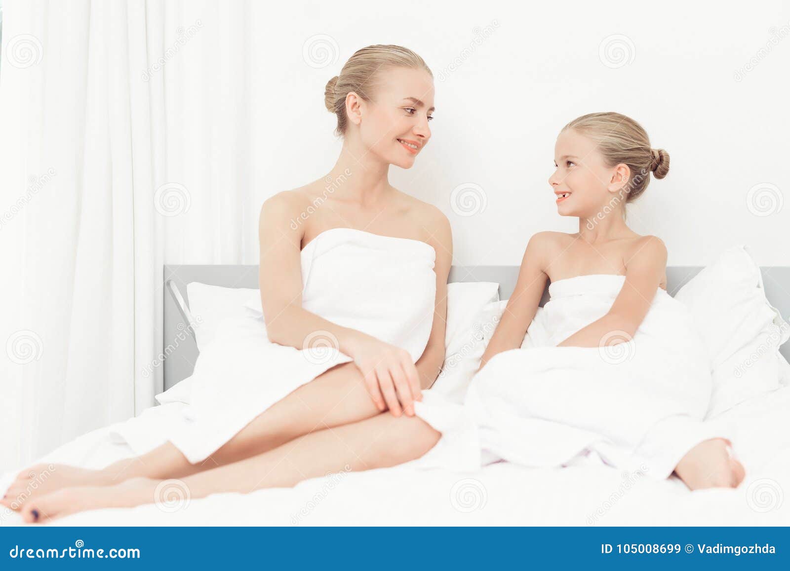 https://thumbs.dreamstime.com/z/mother-daughter-had-day-spa-have-fun-white-bath-towels-sit-bed-look-each-other-mother-105008699.jpg