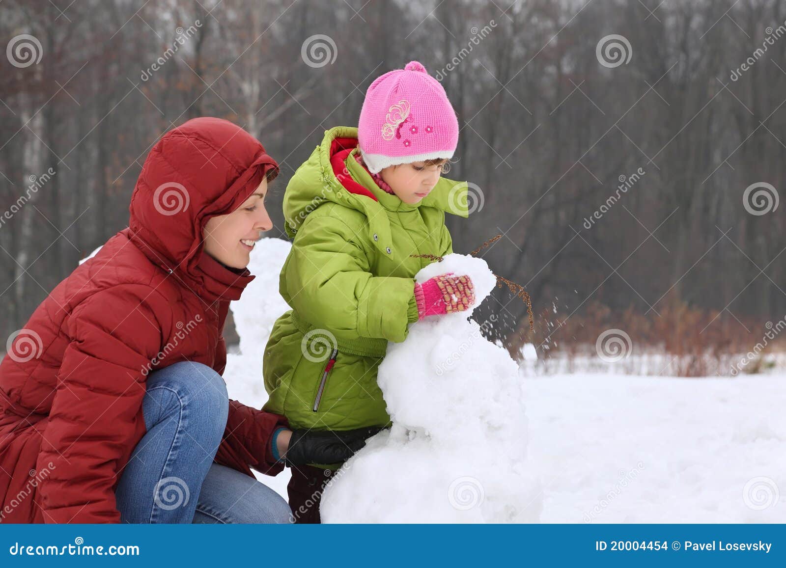 mother with daughter sculpt snowman