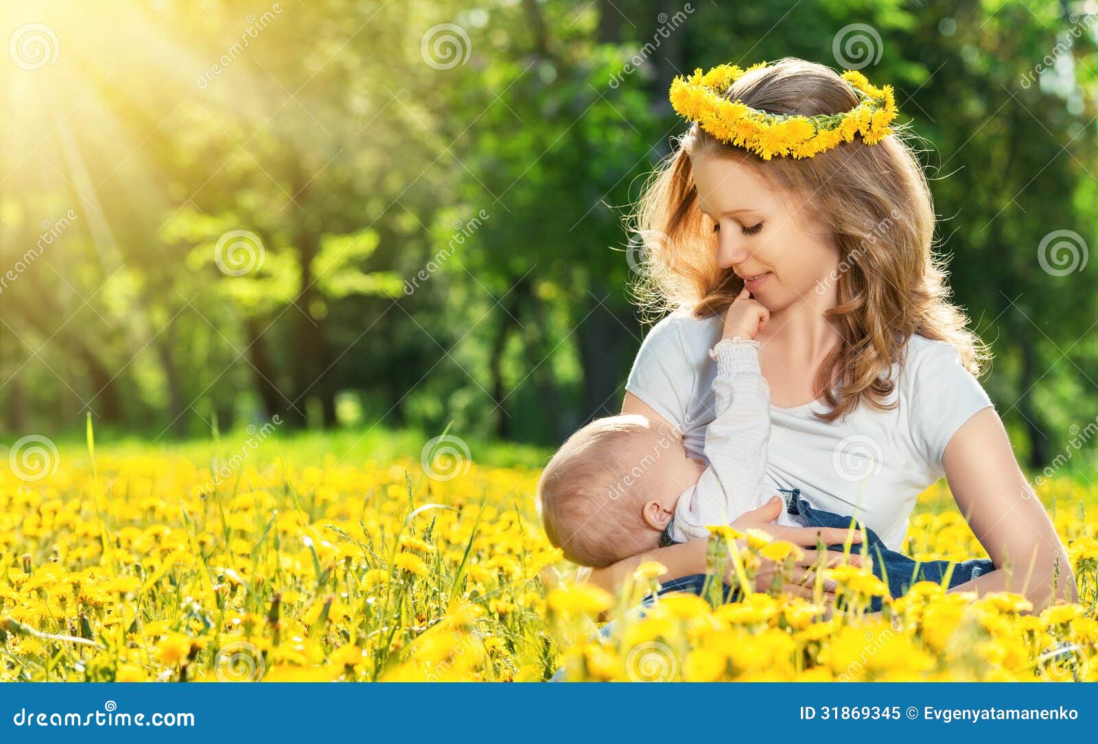Barry bånd trolley bus Mother Feeding Her Baby in Nature Green Meadow with Yellow Flow Stock Image  - Image of cute, chest: 31869345