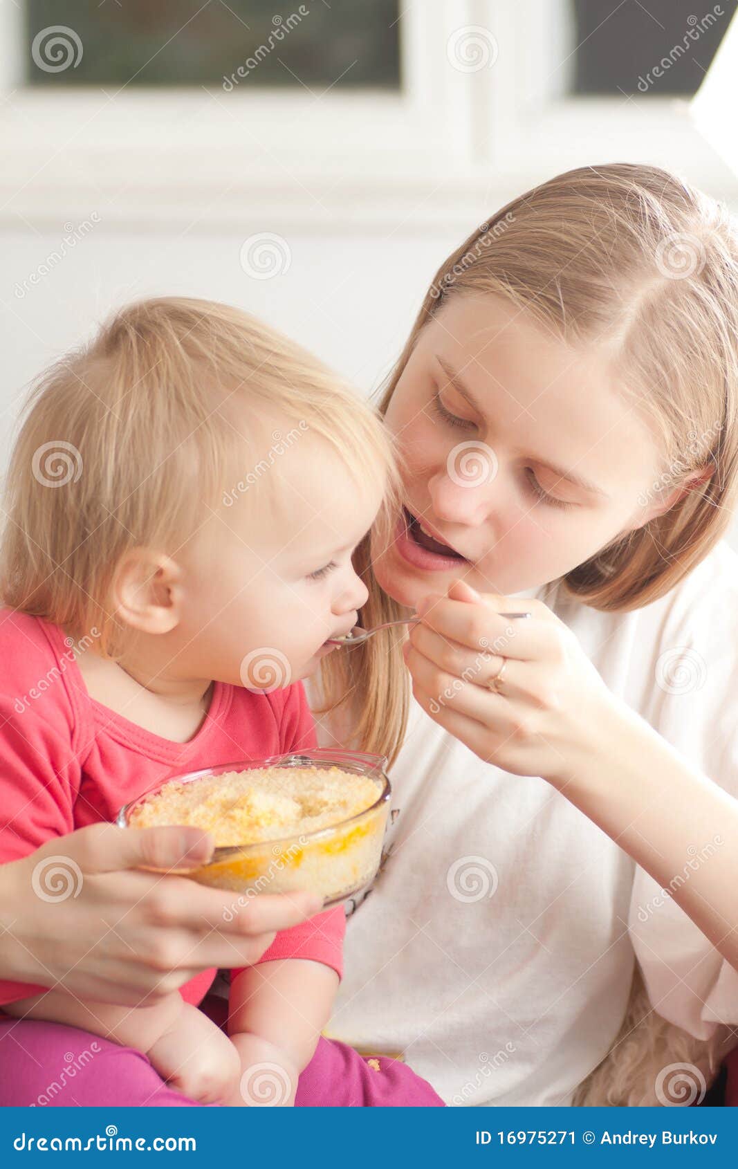 Полизать маленькой девочке. Мама кормит дочь. Мама кормит малыша кашей. Молодая мама кормит дочь. Картинка мама кормит ребенка кашей.