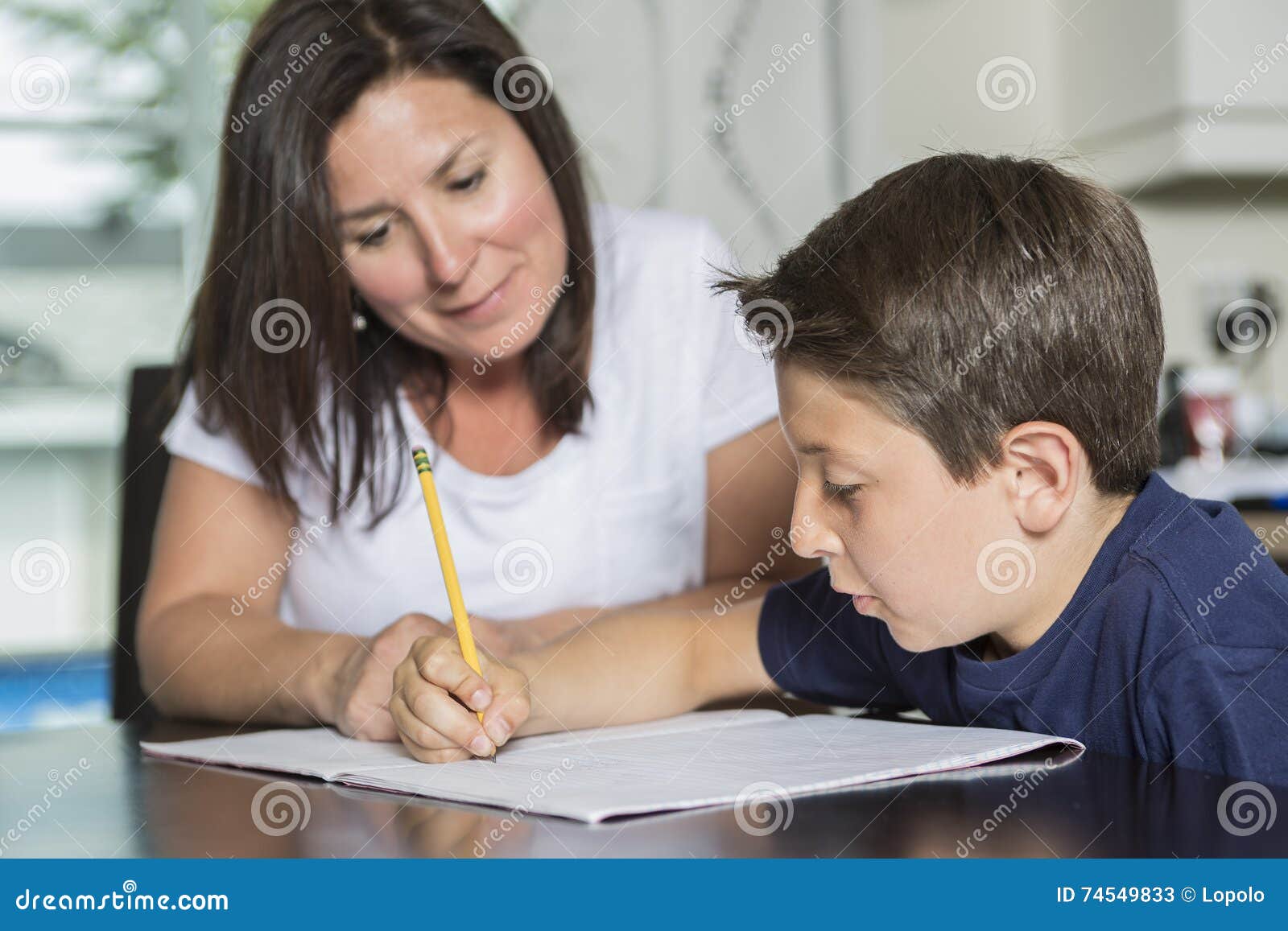 Будешь помогать с уроками. Мама помогает ребенку с уроками. Мама помогает девочке делать уроки фото. Mother helping son.