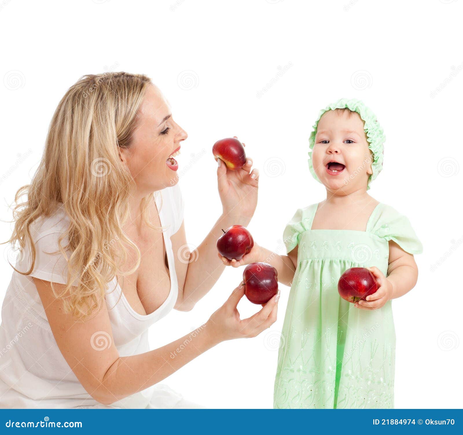 Еду маму друга. Маме яблочко, дети. Мама и ребенок с яблоком. Ребенок дает маме яблоко. Мама дает конфету ребенку.