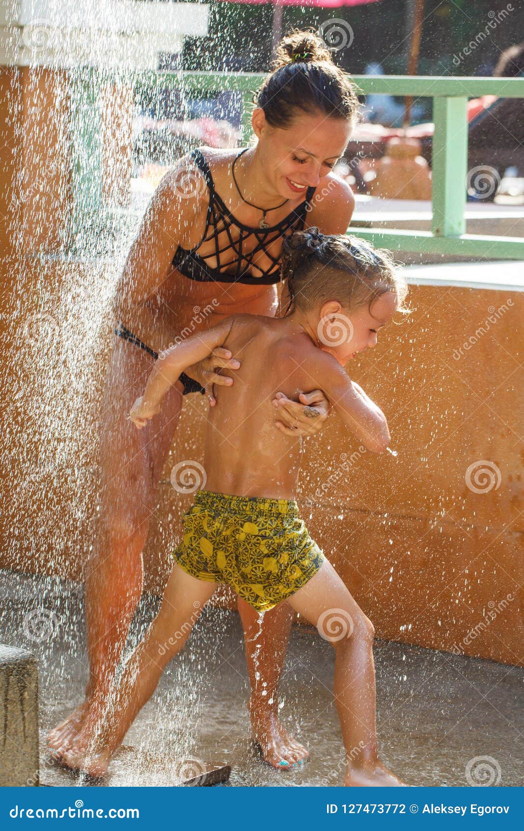 Mom son shower. Помылась с сыном.