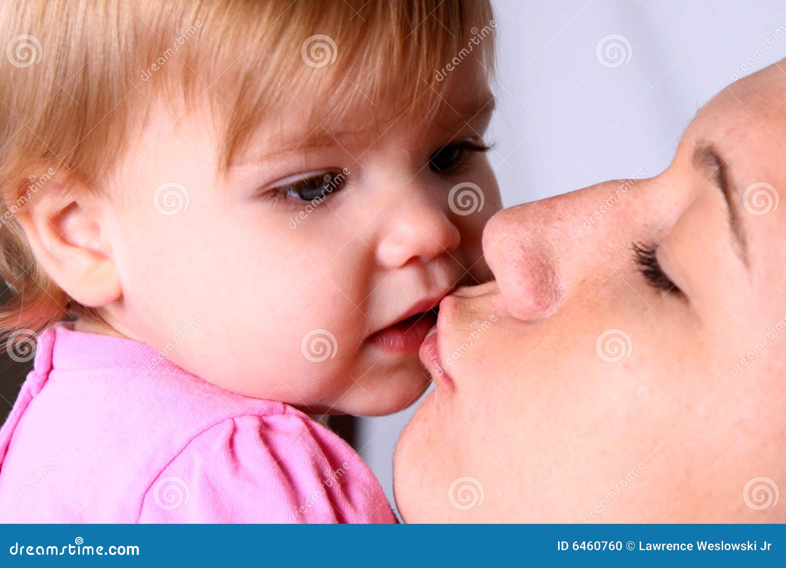 Вылизала маме рассказ. Мама целует с языком ребенка. Мальчик целует маму с языком. Поцелуйчики для мамы. Девушка целует маму с языком.