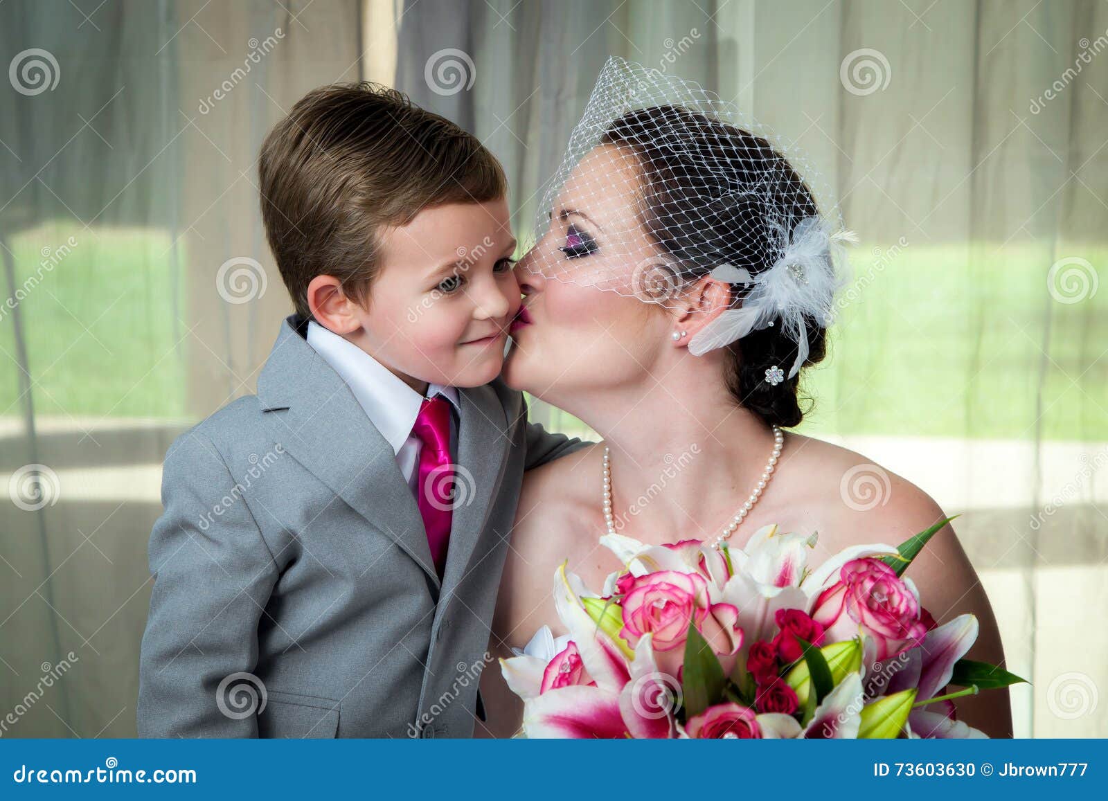 Мать сын свадьба. Свадьба мальчика и мамы. Мама целует сына на свадьбе. Мама и сын поженились. Женился на маме.
