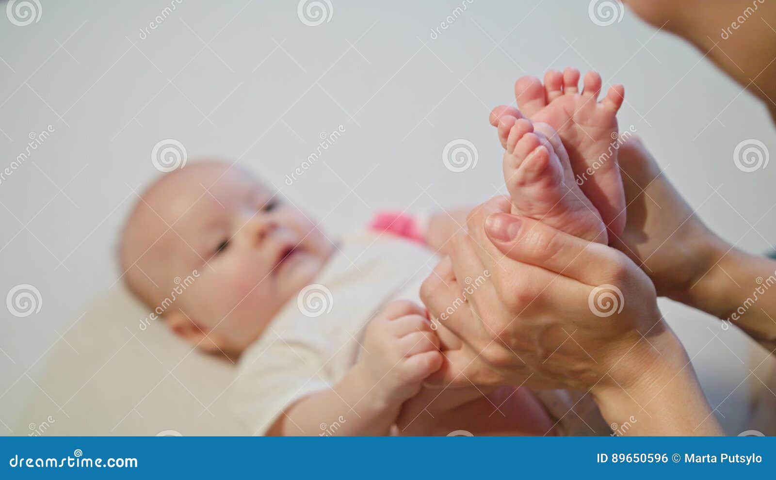 Kiss feet дети. Ребенок целует ноги. Ножки младенца с поцелуем. Целует маленькие детские стопы.
