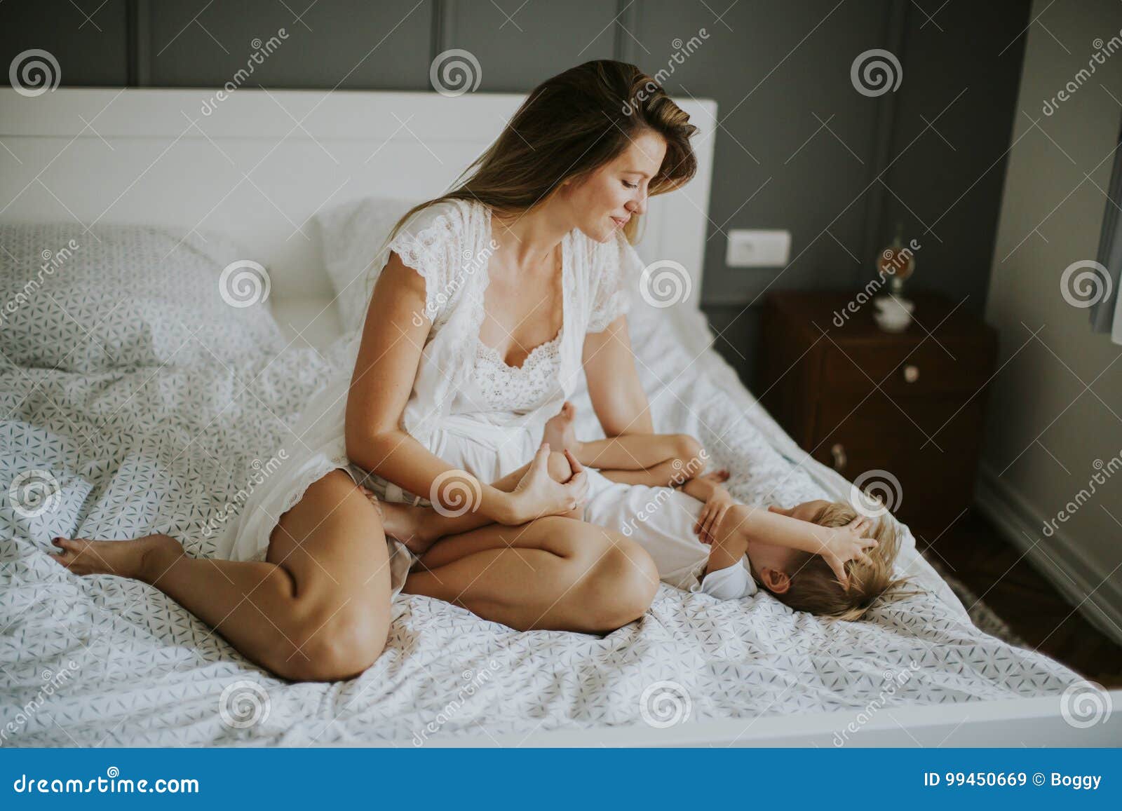 С ее мамой в постели. Молодые мамы в постели. Мать у кровати. Мамочки на кровати. Женщина и мальчик в постели.