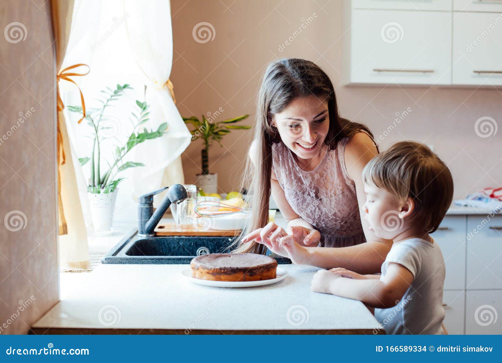 Comendo mãe e filho