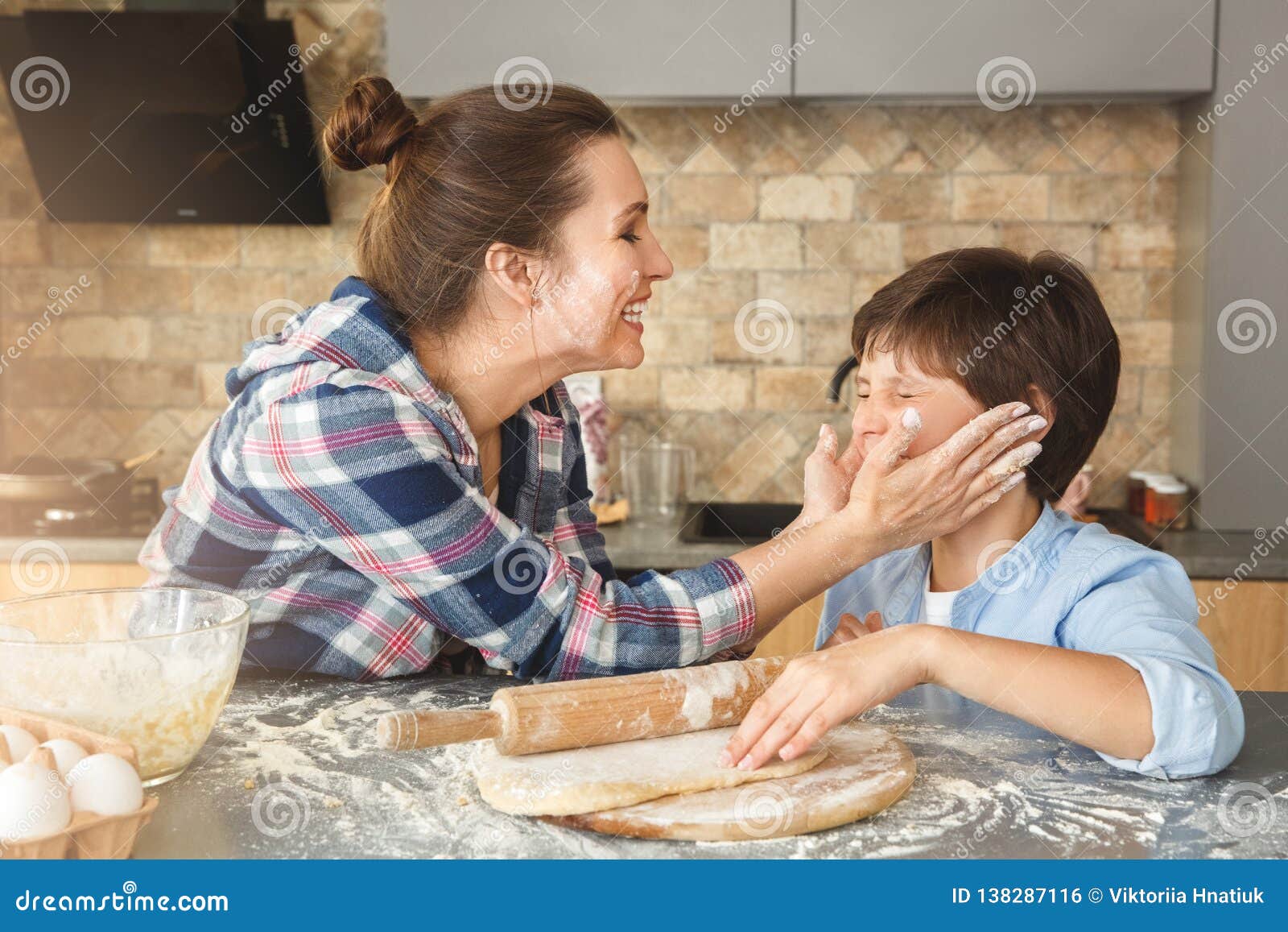 Мамочки с грязными разговорами. Две взрослые женщины пекут пирог. Mother standing at Home. Mother touching son nose. Child hands on flour.