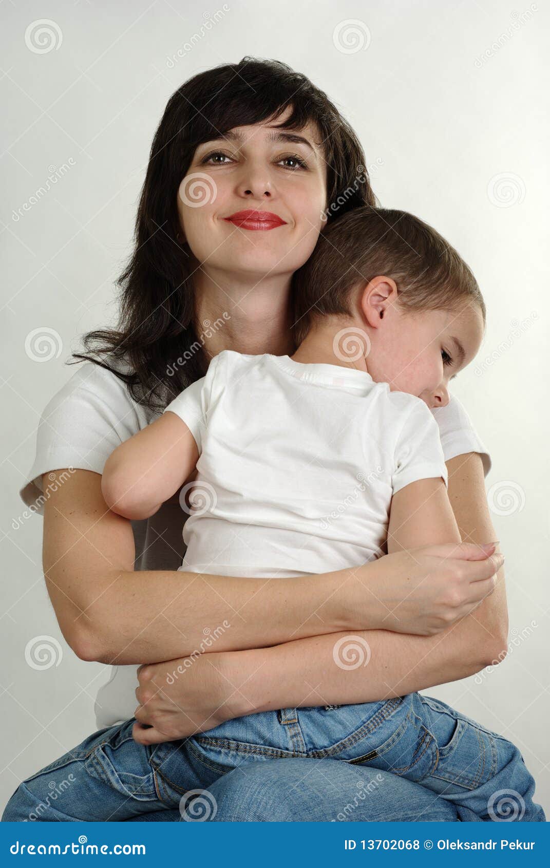 Мать и сын видео толстых. Мама обнимает сына. Фотопортреты мамы и сына. Обнимает сына. Необычные отношения мамы и сына.