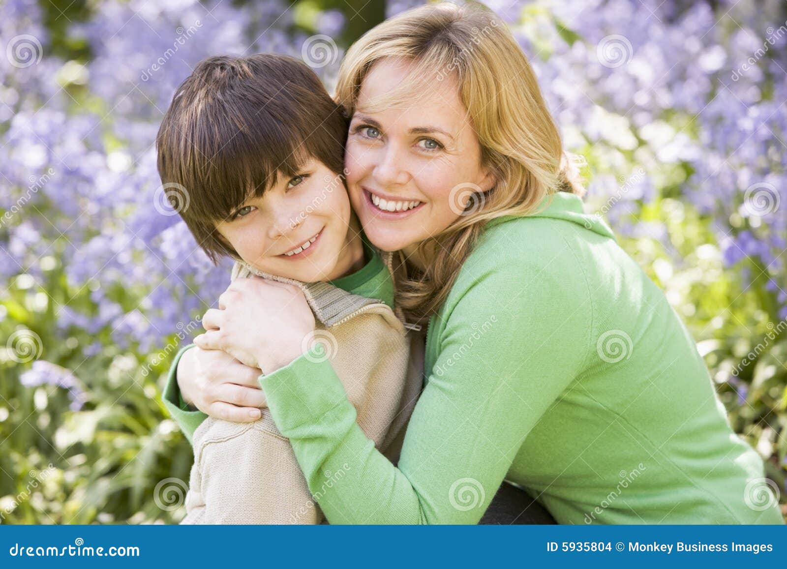 Родные мамы дают сыновьям. Мама и подросток. Красивая мама с подростком. Мальчик обнимает маму.