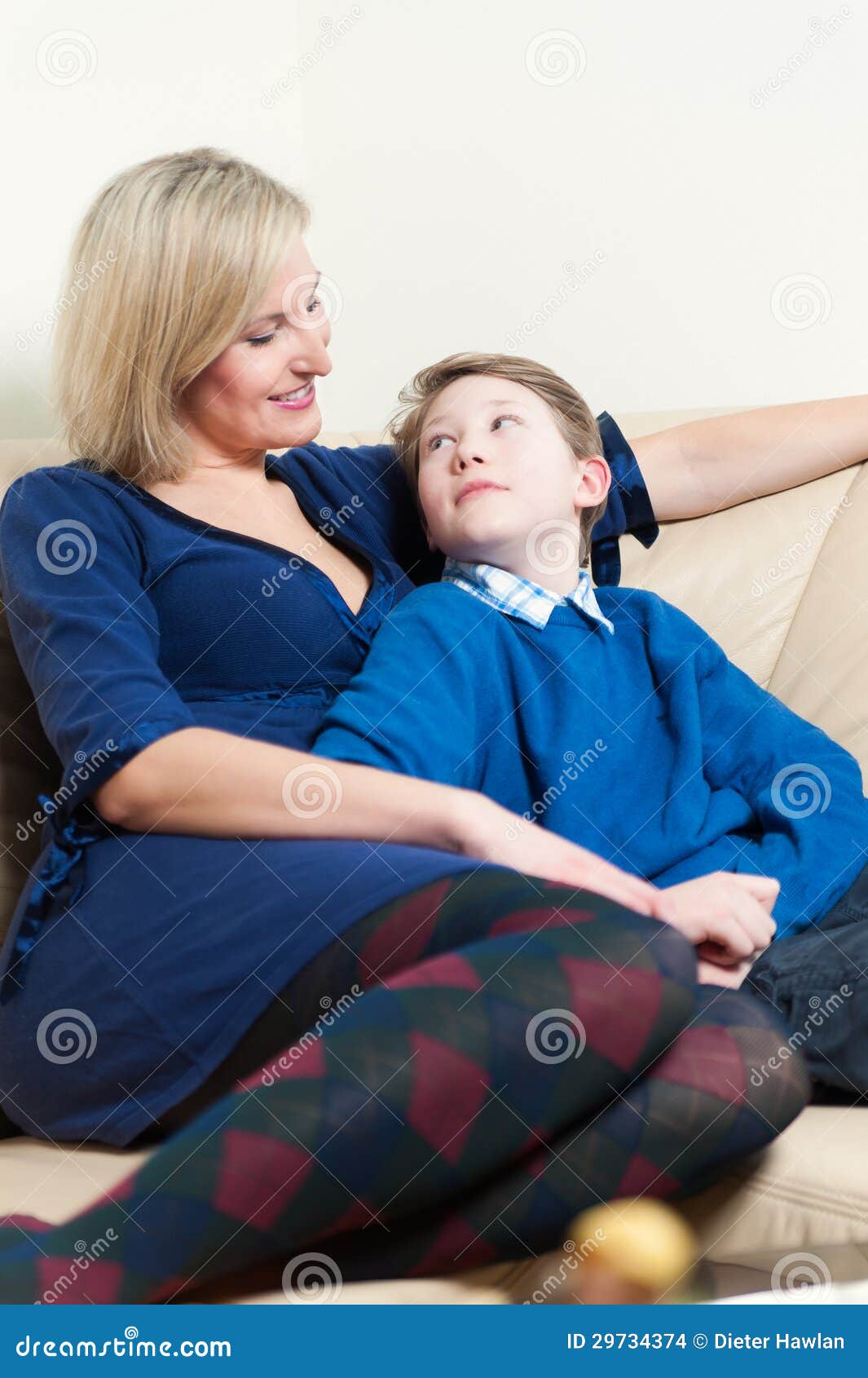 Сыном расслабляется мама. Мама и сынок на диване. Мама позволила сыну. Помогла сыну. Мама и дочка на диване в колготках.
