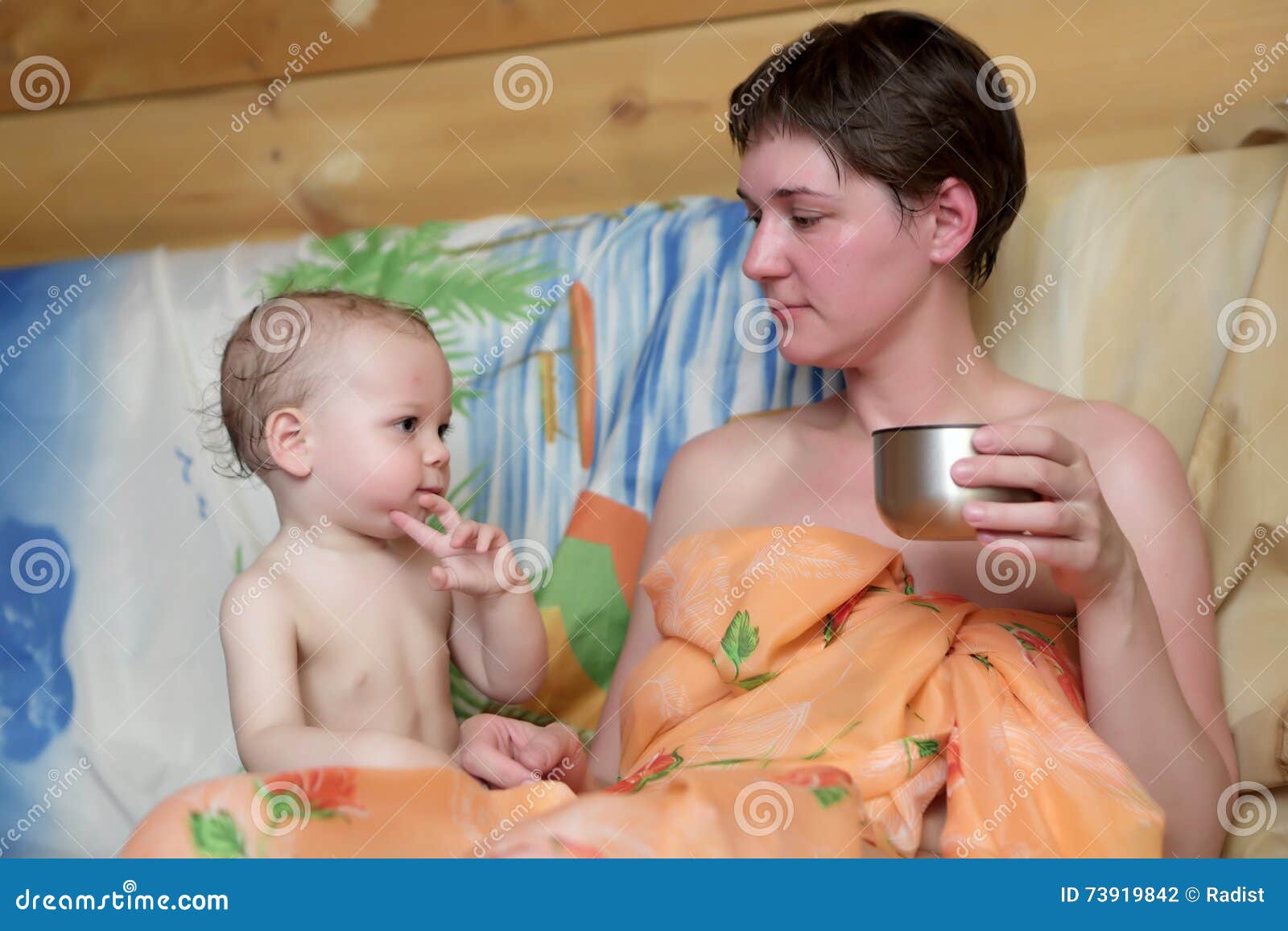 Мама при детях в бане