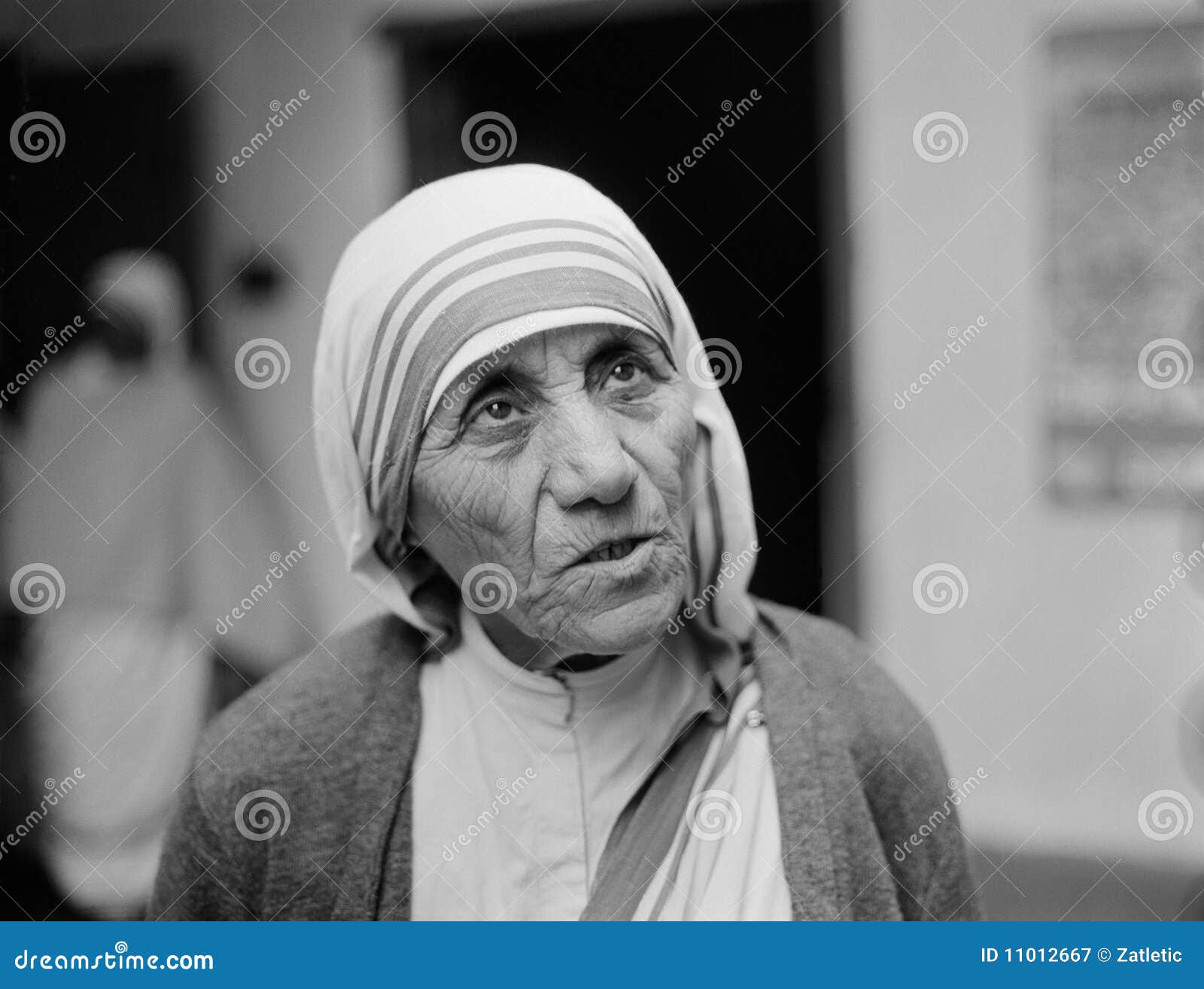 Mother Teresa, motherhouse 1978. , CalcuttaMother Teresa â le 5 septembre 1997), AgnesÃ porté « Gonxhe Bojaxhiu (du 26 août 1910, était une nonne catholique albanaise avec la citoyenneté indienne qui a fondé les missionnaires de la charité dans Kolkata, Inde en 1950. Pendant plus de 45 années elle a administré le mauvais, malade, perdu ses parents, et mourir, tout en guidant les missionnaires de la charité  de la 'expansion de s, d'abord dans l'ensemble de l'Inde et puis dans d'autres pays. L'année prochaine sera de cents ans d'anniversaire de sa naissance.