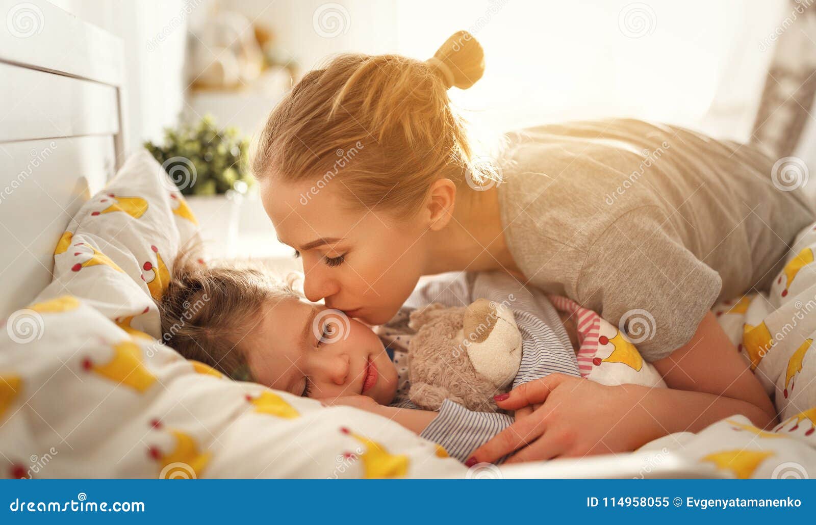 Снится мама целует