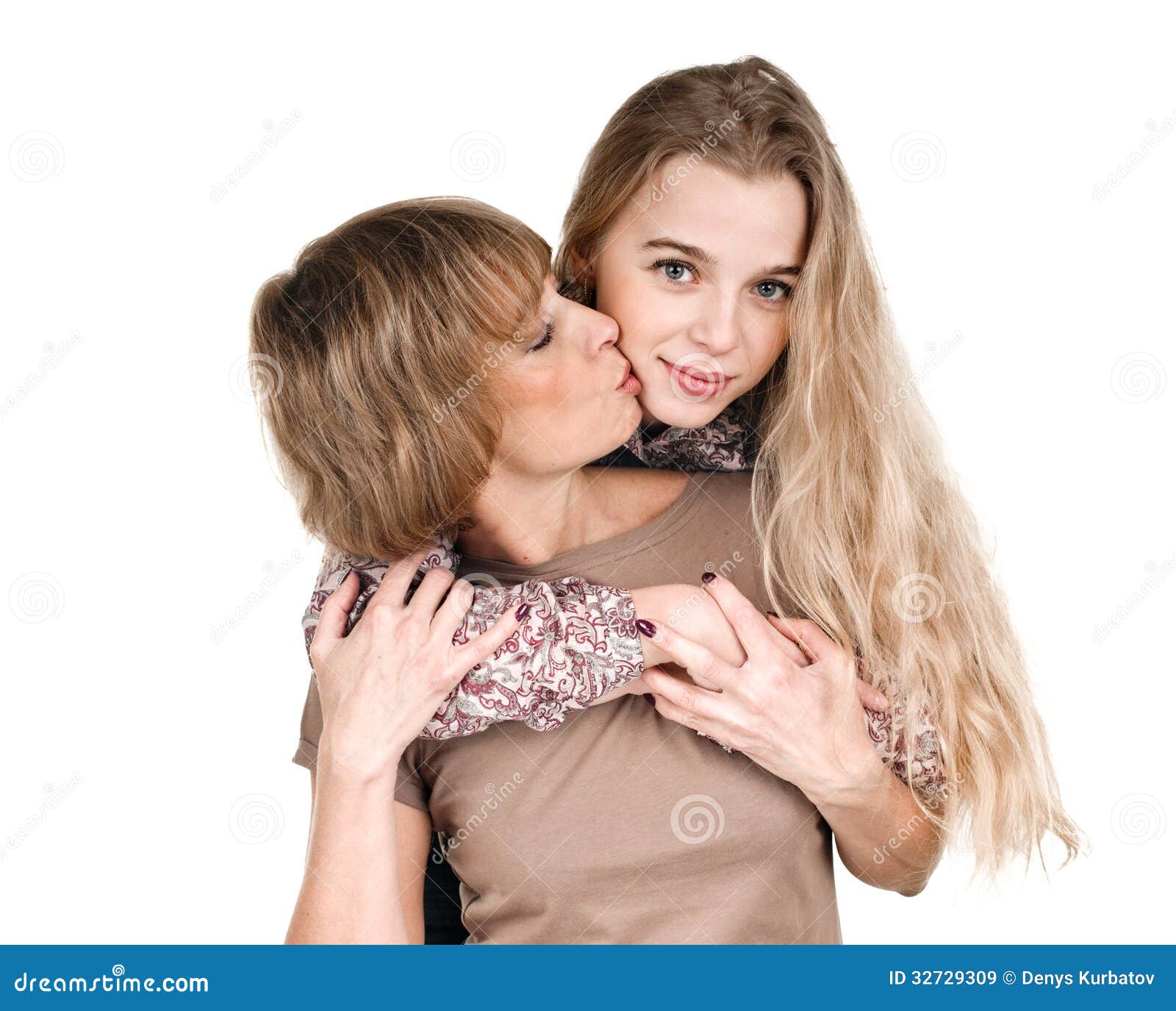 мать целует дочери грудь фото 96