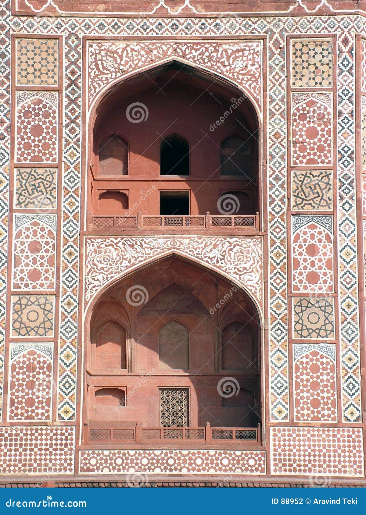 Motivmodell. För india för agra tomb för stil för sikandra för sandsten för modell för akbar buddistiska kristna kejsare gatway hinduiska islamiska jain marmor för mausoleum motiv för minarets mughal