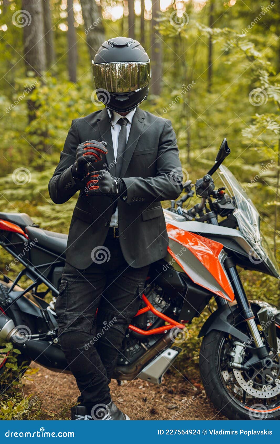 Moto Apuesto Con Casco Y Motocicleta Oscura En El Bosque Foto de archivo -  Imagen de adulto, exterior: 227564924