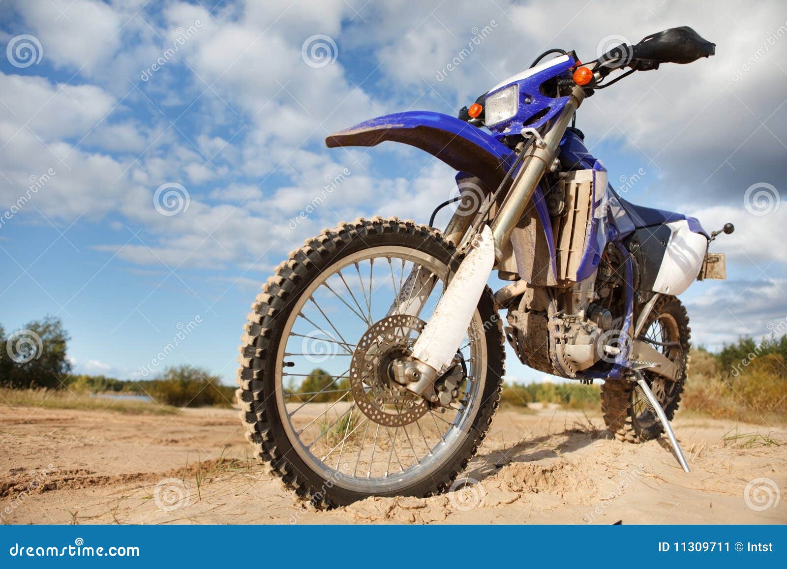 Moto campo a través imagen de archivo. Imagen de motociclista 11309711