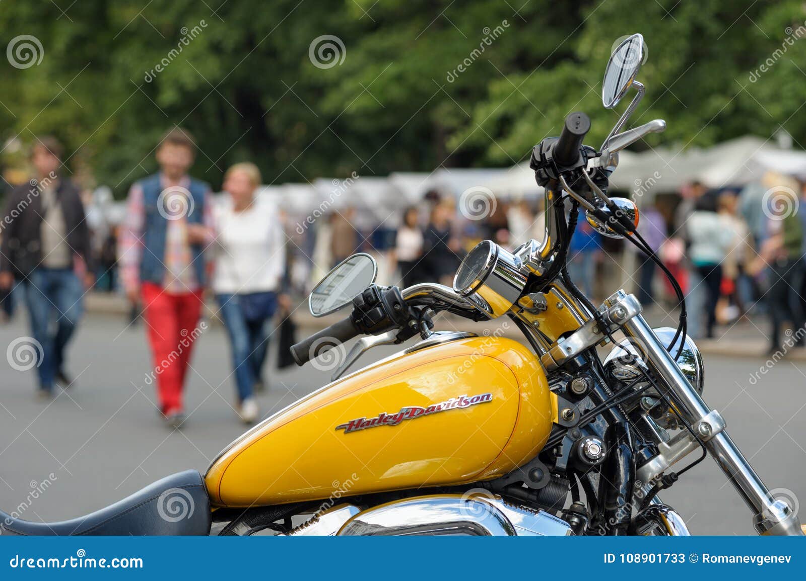 Moto Del Amarillo De HarleyDavidson Foto de archivo editorial Imagen