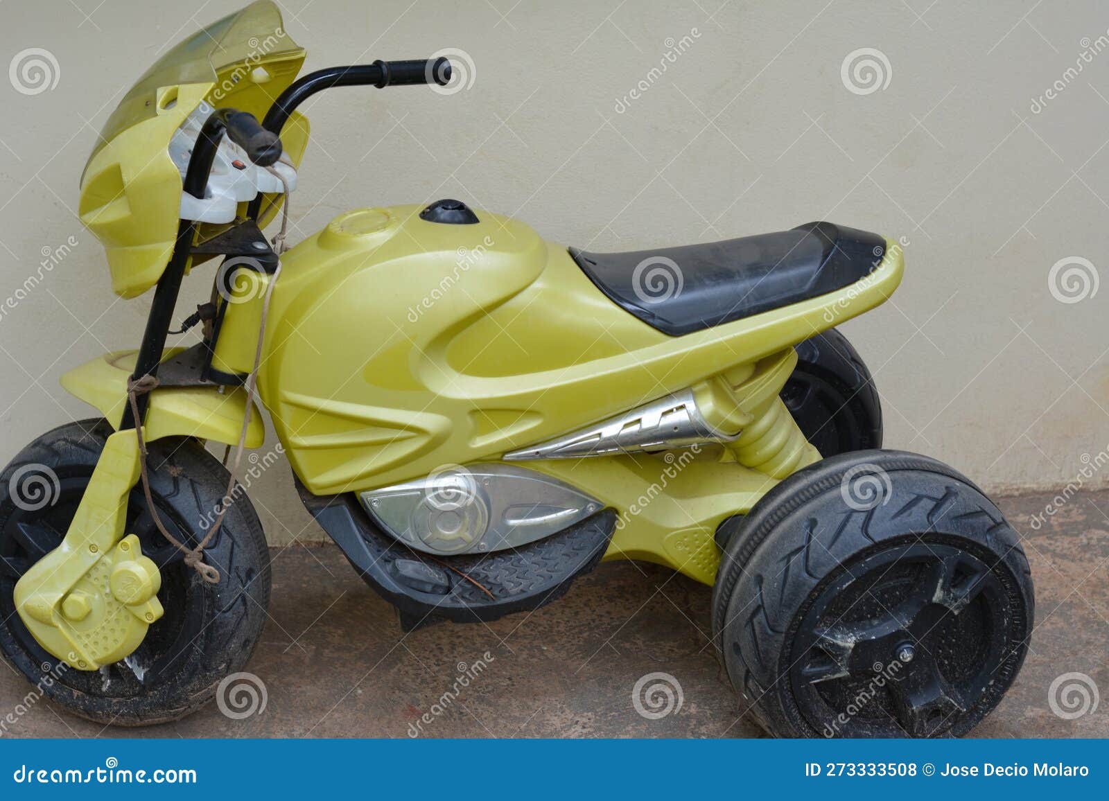 Moto. Jouet Enfant Avec Moteur électrique Abandonné En Grand état En  Résidence. Photo stock - Image du freins, mobilité: 273333508