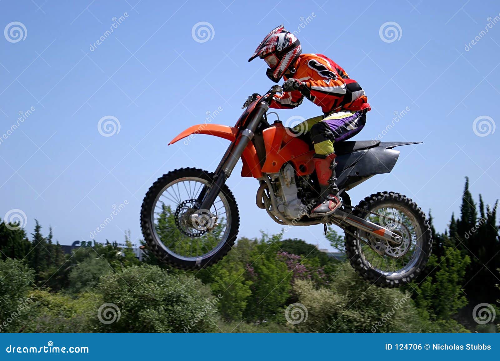 Moto X Motor Die Door De Lucht Op Een Hete Zonnige Dag Met Blauwe Hemel Springt Stock Foto Image of hemel rood 124706