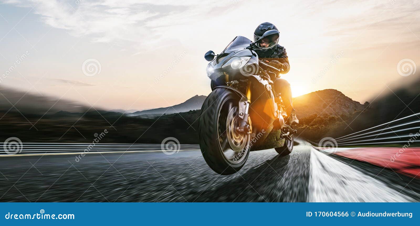 Moto Rápida Na Pista De Corrida Diversão Foto de Stock - Imagem de