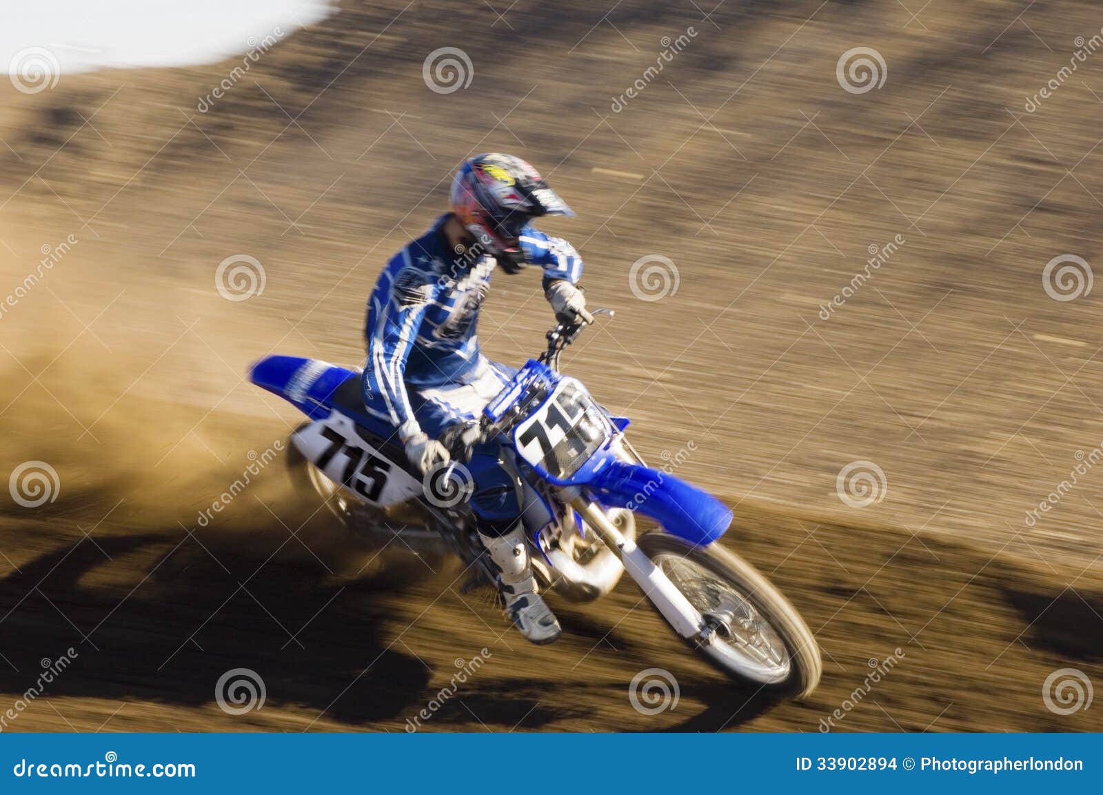 Motocicleta De Competência Amarela Na Trilha Do Motocross Fora Da