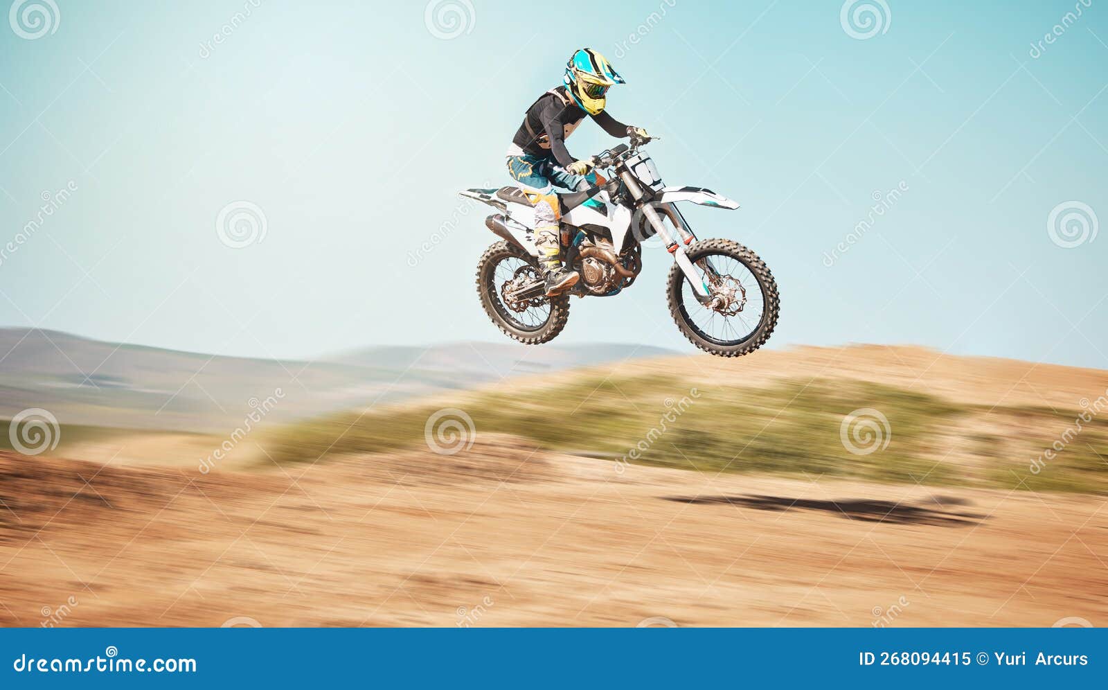 Esporte de moto e ação com sujeira para competição com potência ou
