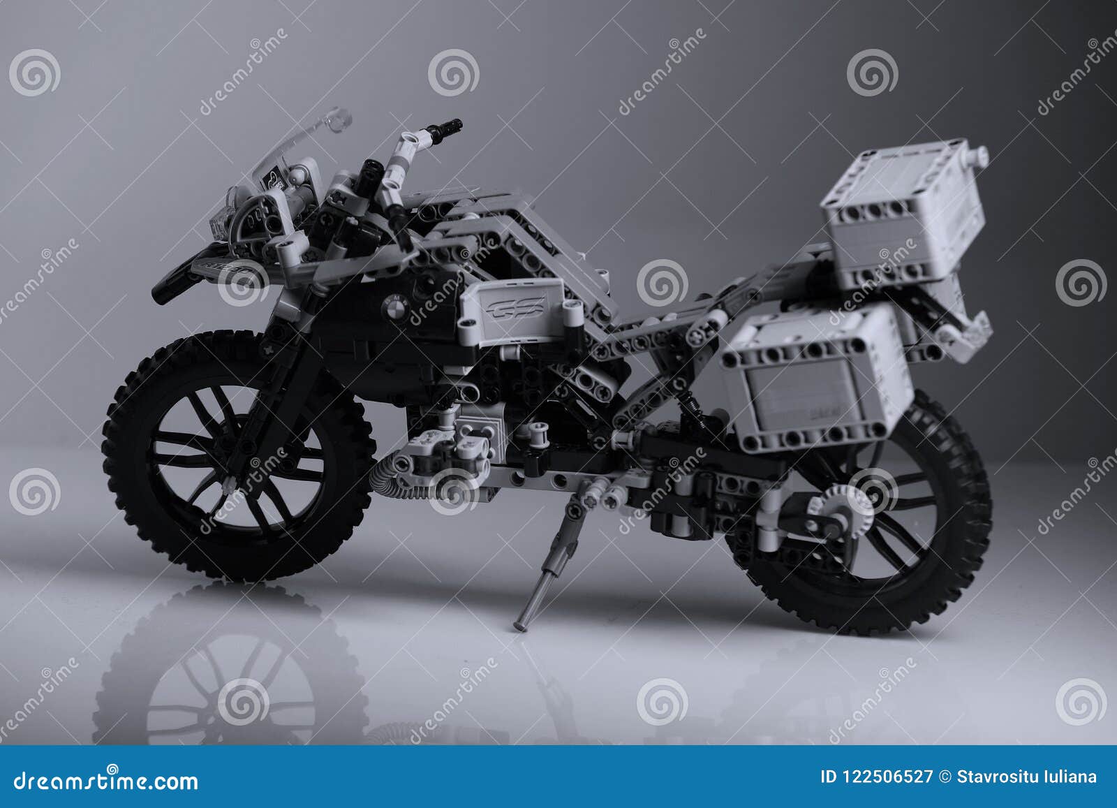 Motocicleta Hecha De Los Ladrillos De Lego, Vista Lateral Fotografía editorial - Imagen de juguetes, ladrillos: 122506527