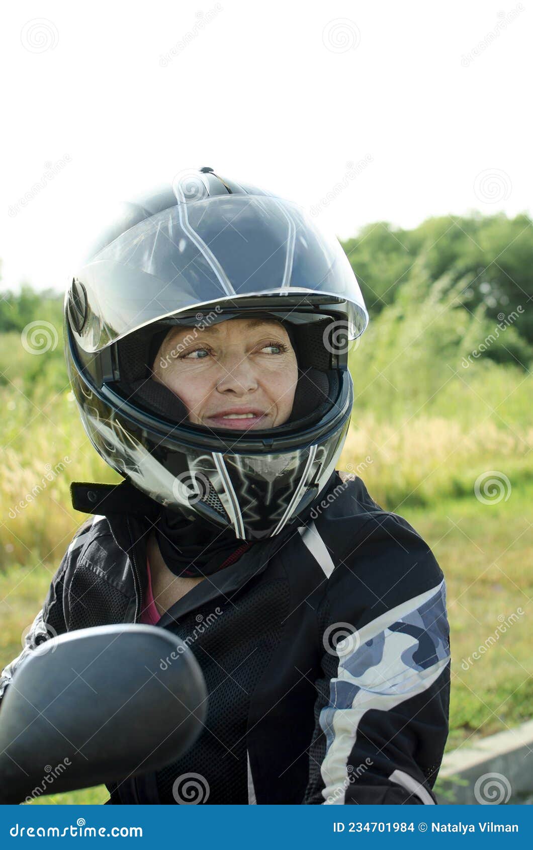 Motocicleta Con Casco De Seguridad Y Ropa Especial De Protección Para Montar En Motocicleta Foto de archivo - Imagen de motorista, gente: 234701984