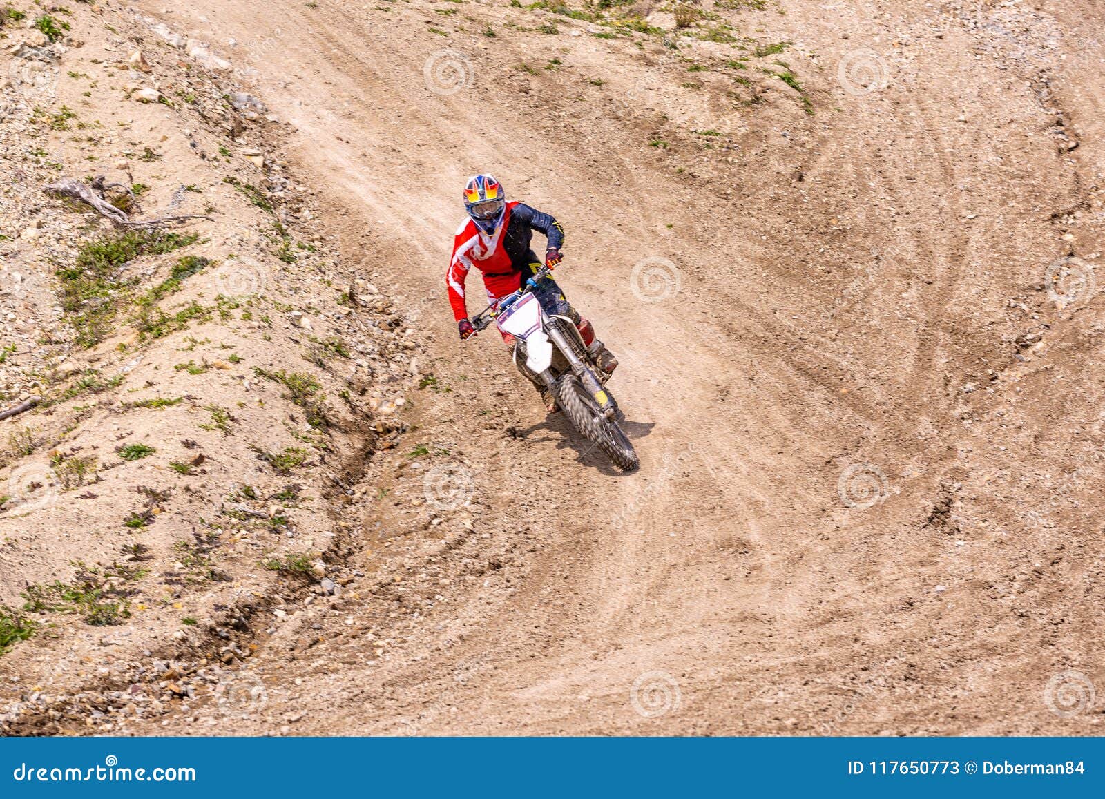 Motocicleta Profissional Rider Drives Over Do Motocross a Trilha