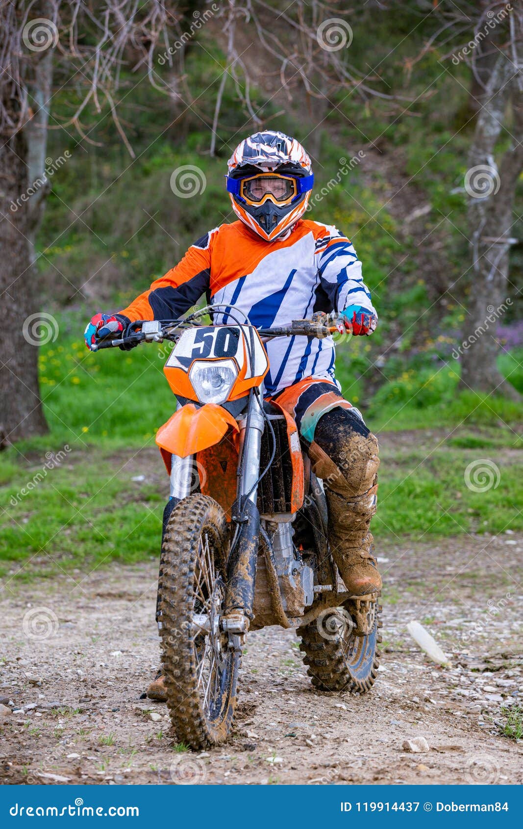 Motocicleta Profissional Rider Drives Over Do Motocross a Trilha