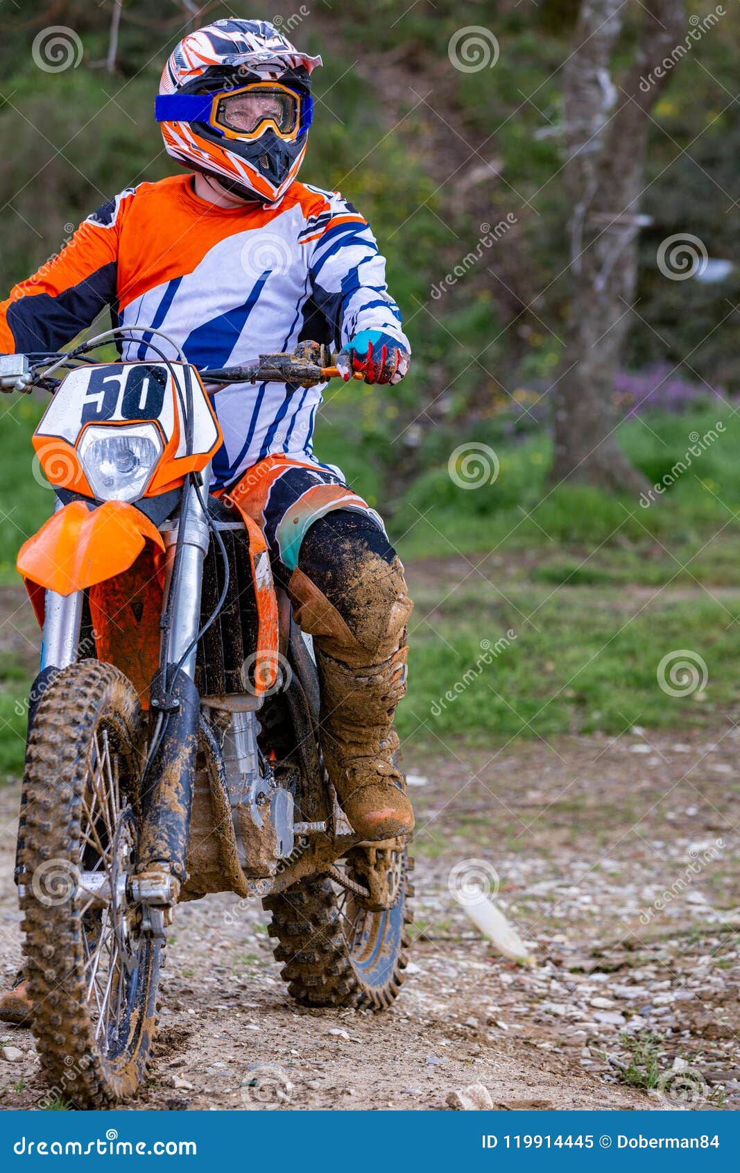 Motocicleta Profissional Rider Drives Over Do Motocross a Trilha