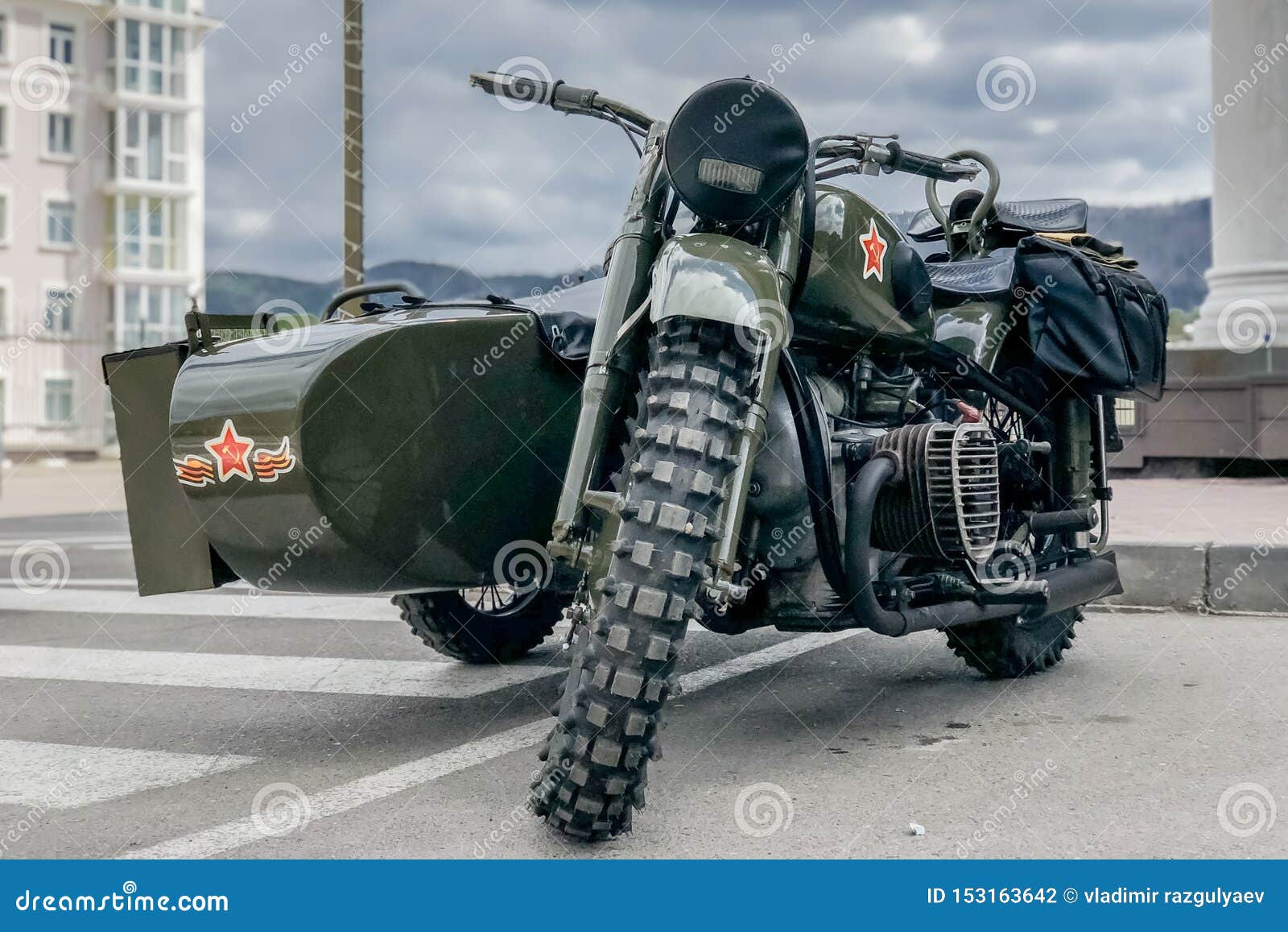 Motocicleta Retra Rusa URAL De Color Caqui Moto Durante La Segunda Guerra  Mundial Con Símbolos Soviéticos Fotografía editorial - Imagen de motor,  transporte: 153163642