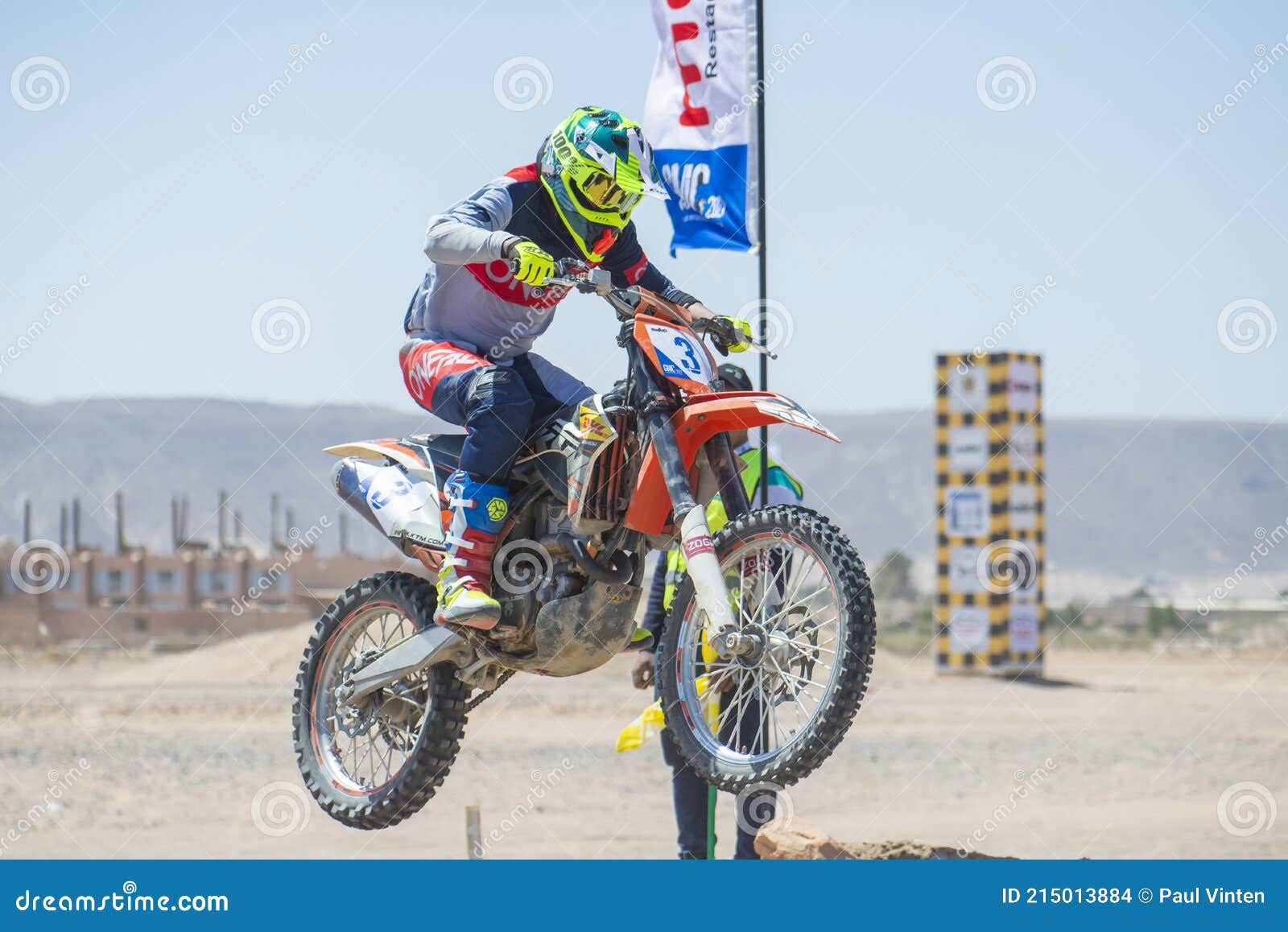 Pequeno Garoto Correndo Em Sua Competição Motocross Fora Da