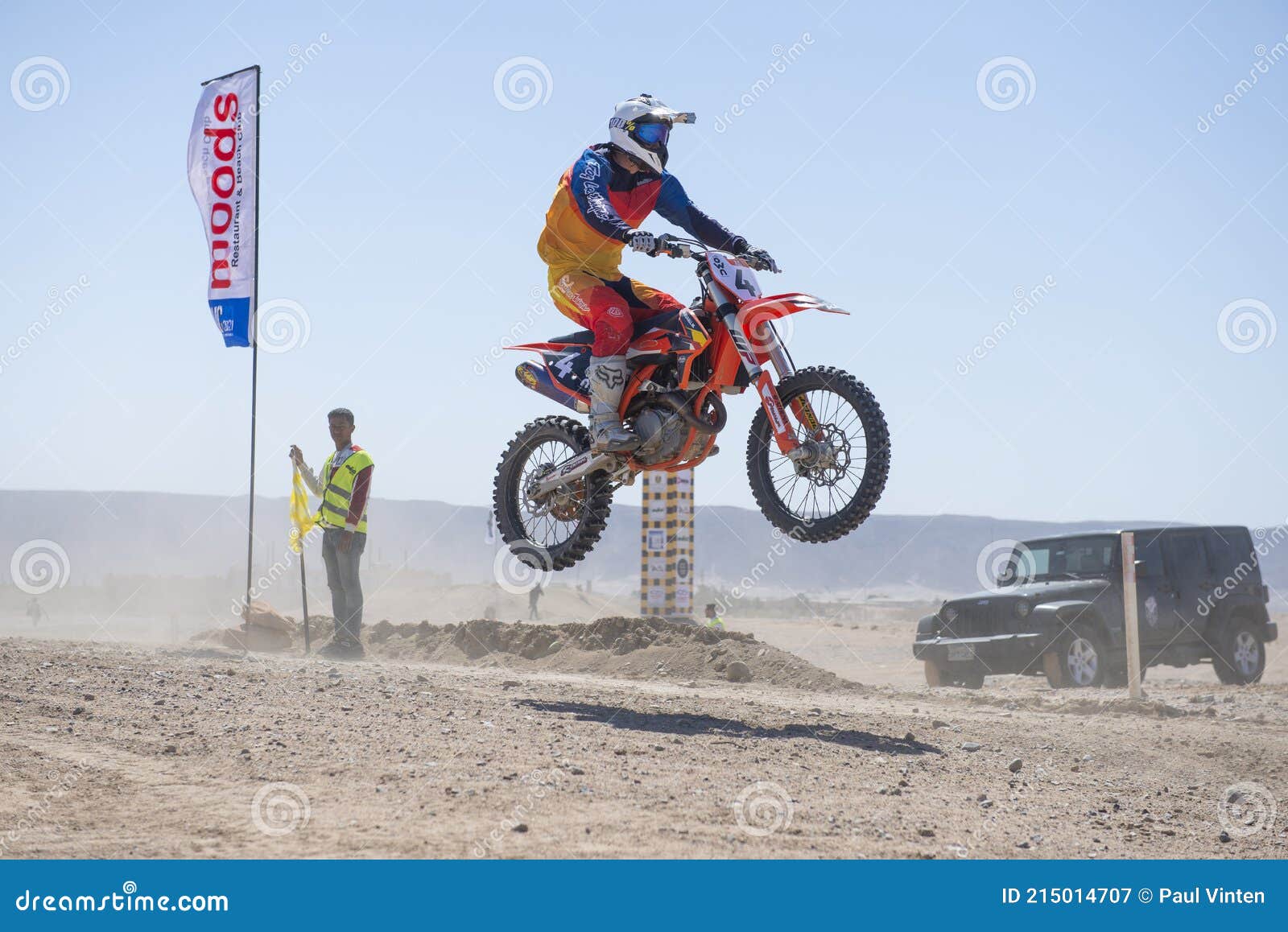 Pequeno Garoto Correndo Em Sua Competição Motocross Fora Da