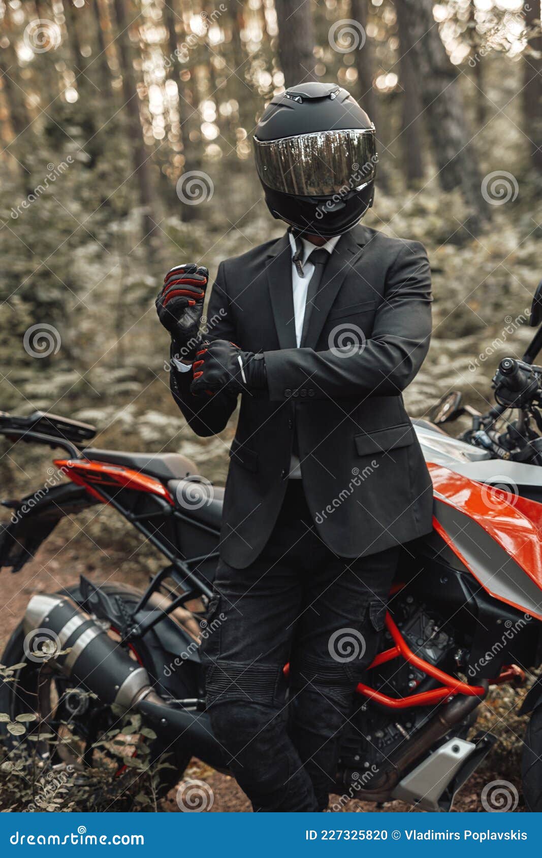 Hombre en una motocicleta con casco y guantes es ropa de protección para  motociclismo