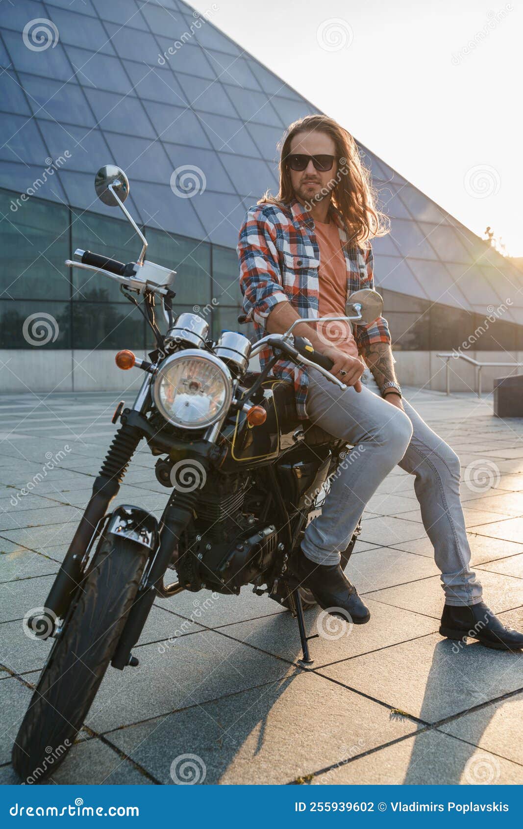 Motociclista Hombre Con Su Moto Anticuada En La Ciudad Foto de archivo -  Imagen de moto, retro: 255939602
