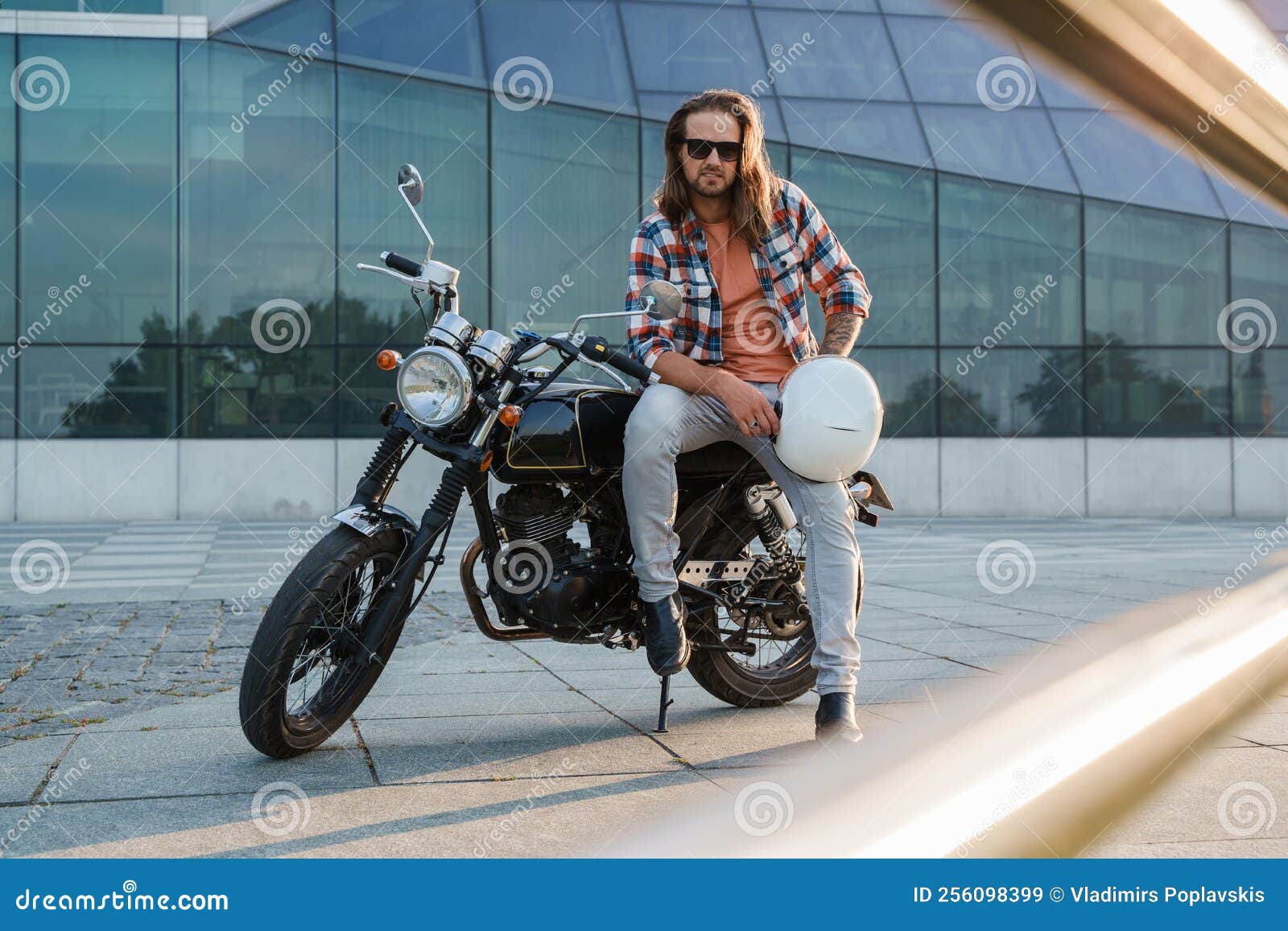 Motociclista Hombre Con Su Moto Anticuada En La Ciudad Imagen de archivo -  Imagen de rockero, mirando: 256098399