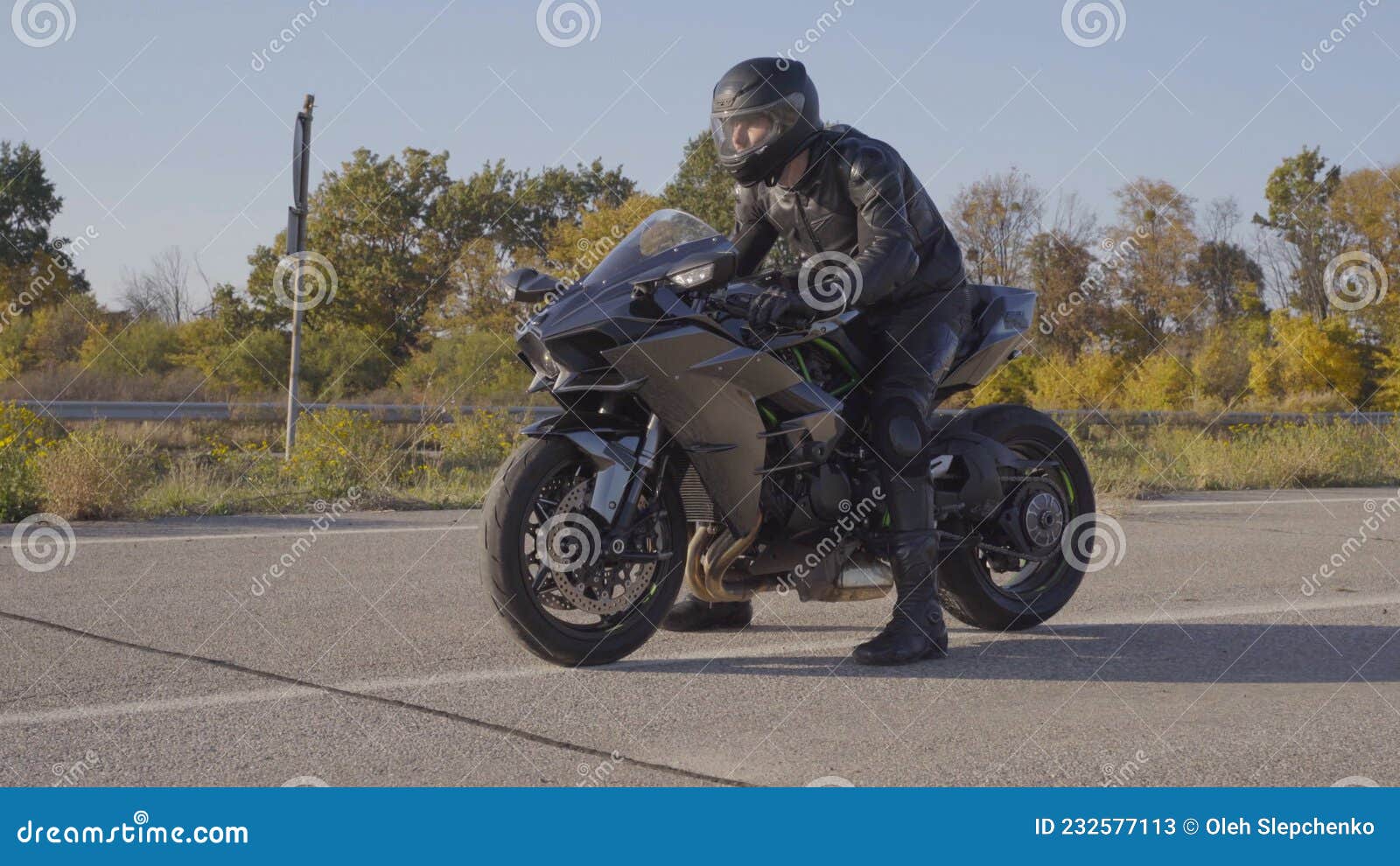 Jeune Homme Motard Avec Sa Moto Noire Prête à Conduire