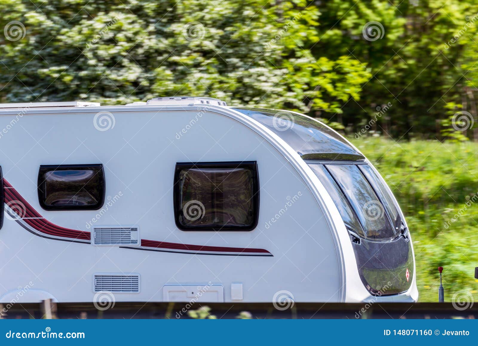 Motorhome sull'autostrada del Regno Unito nel moto veloce