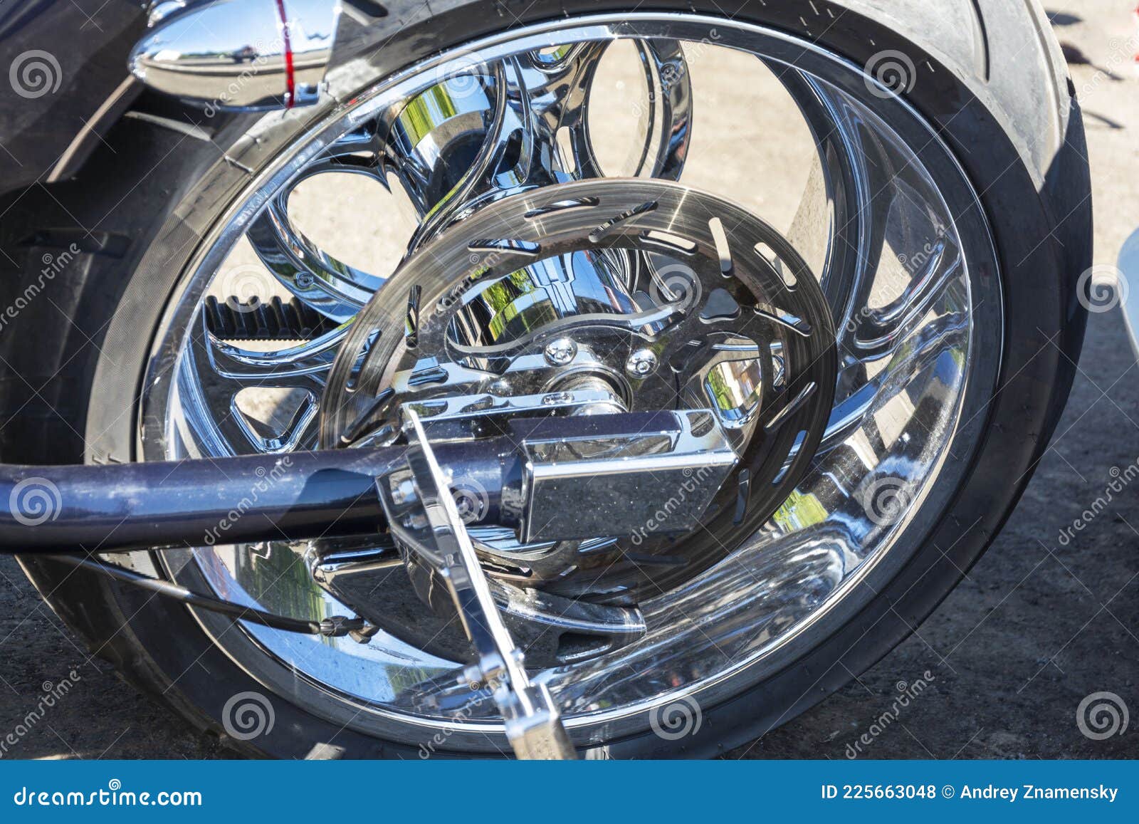Motorrad Bremsscheibe Auf Dem Hinterrad Bremssattel Und Reifen Glänzend  Chrom Stockfoto - Bild von luxus, platte: 225663048