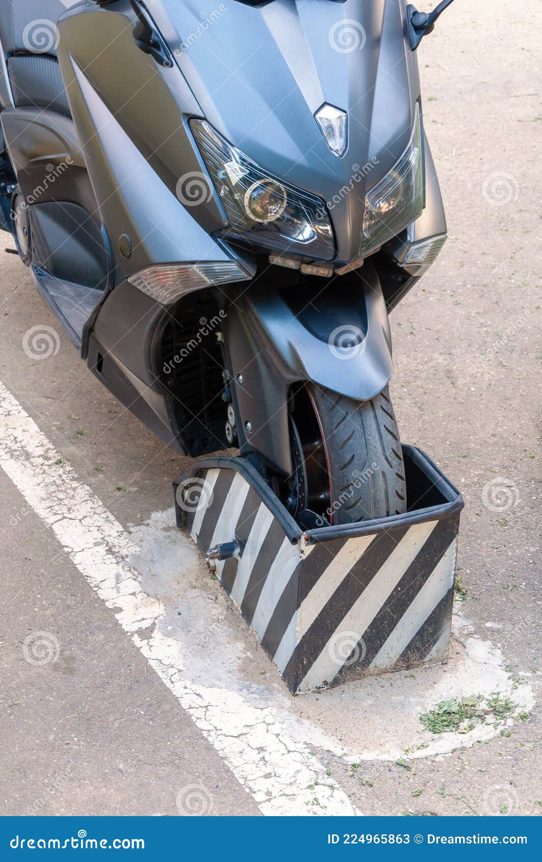 Motorrad Motorrad Vorderrad Einbaugarage. Verschließbare Motorrad Roller  Quittung Und Erlaubnisinhaber Stockbild - Bild von parken, öffentlichkeit:  224965863