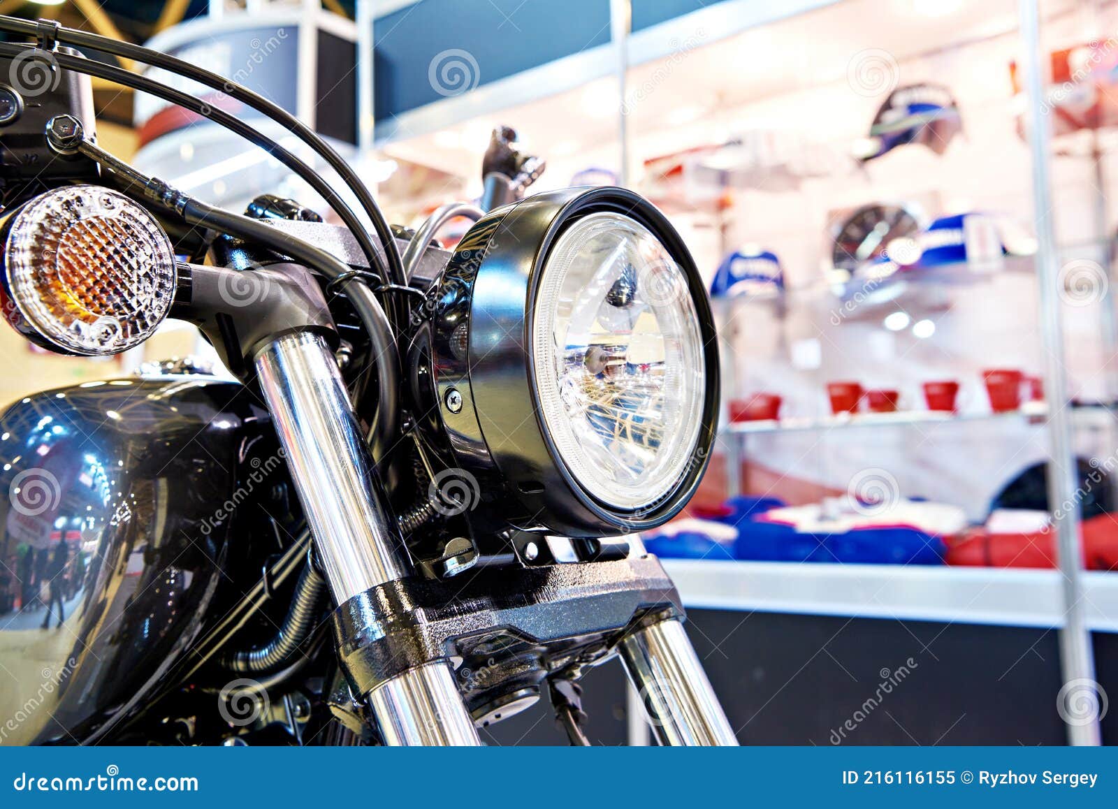 Motorradscheinwerfer in Sportshop Stockbild - Bild von speicher,  ausstellung: 216116155