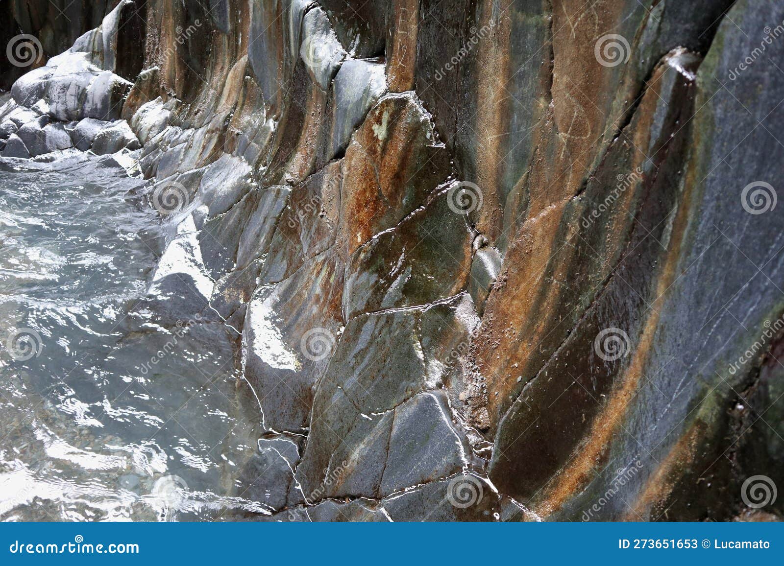 motta camastra - particolare della scogliera di basalto delle gole dell'alcantara