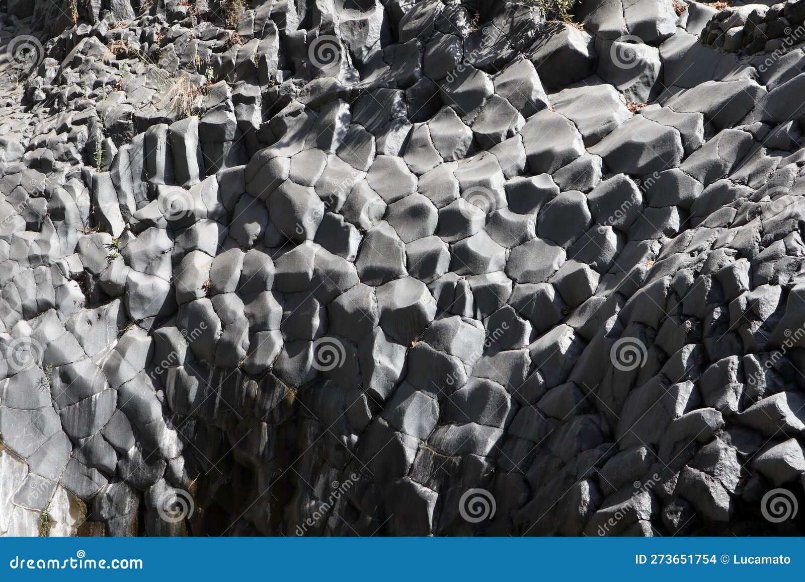 motta camastra - roccia basaltica alle gole dell'alcantara